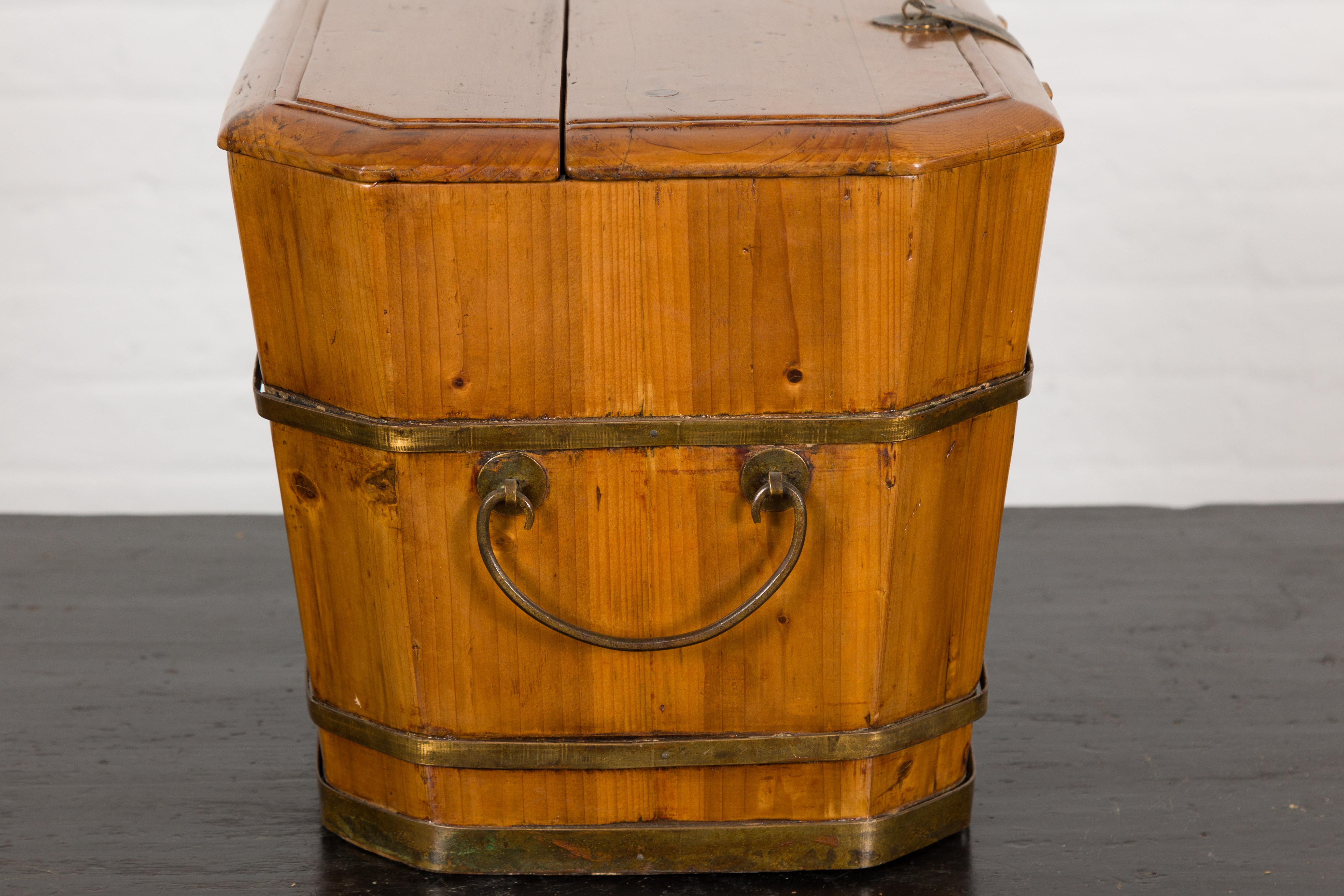 Boîte à couvercle en bois et laiton avec poignées latérales de la fin de la dynastie Qing en vente 8