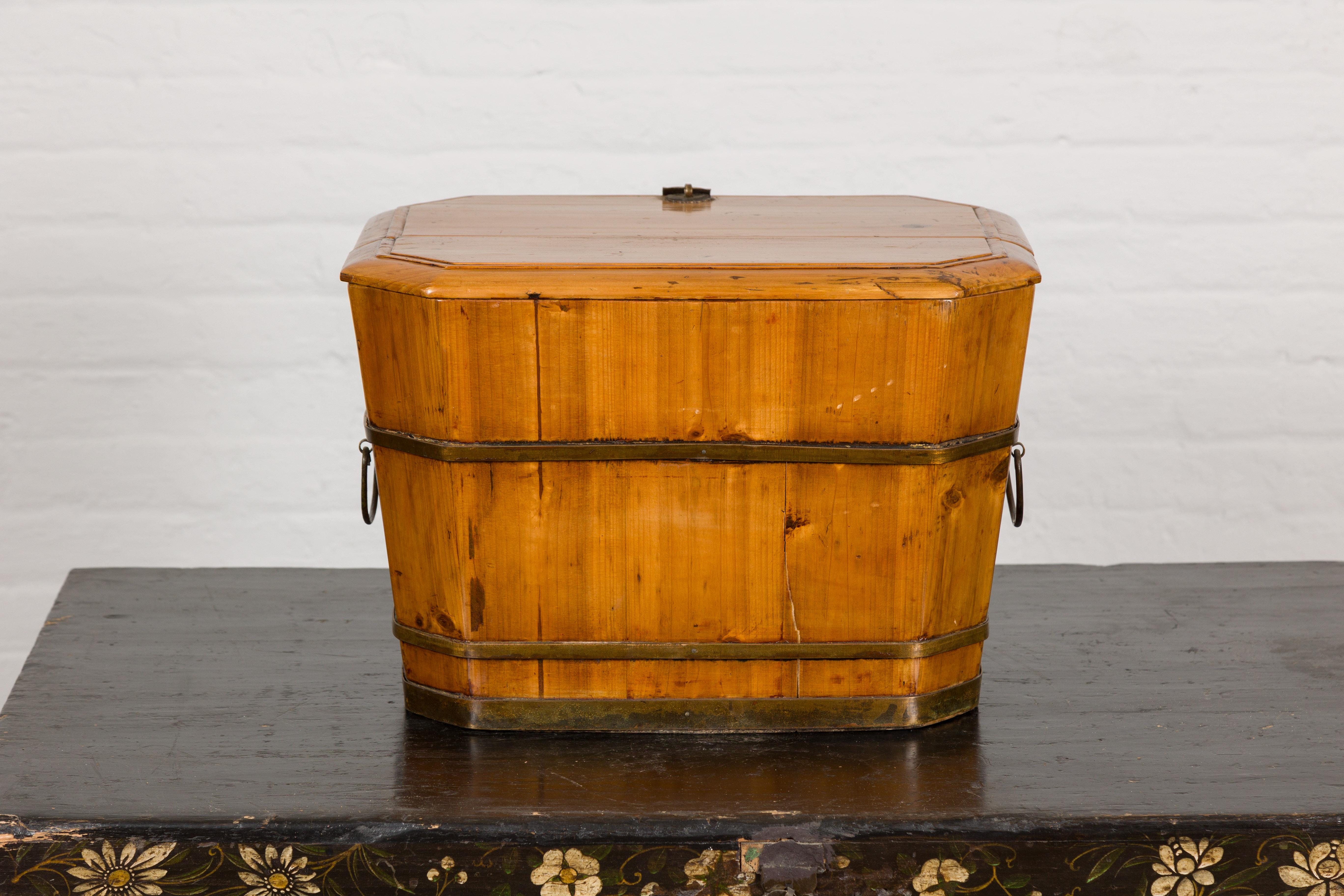 Boîte à couvercle en bois et laiton avec poignées latérales de la fin de la dynastie Qing en vente 10