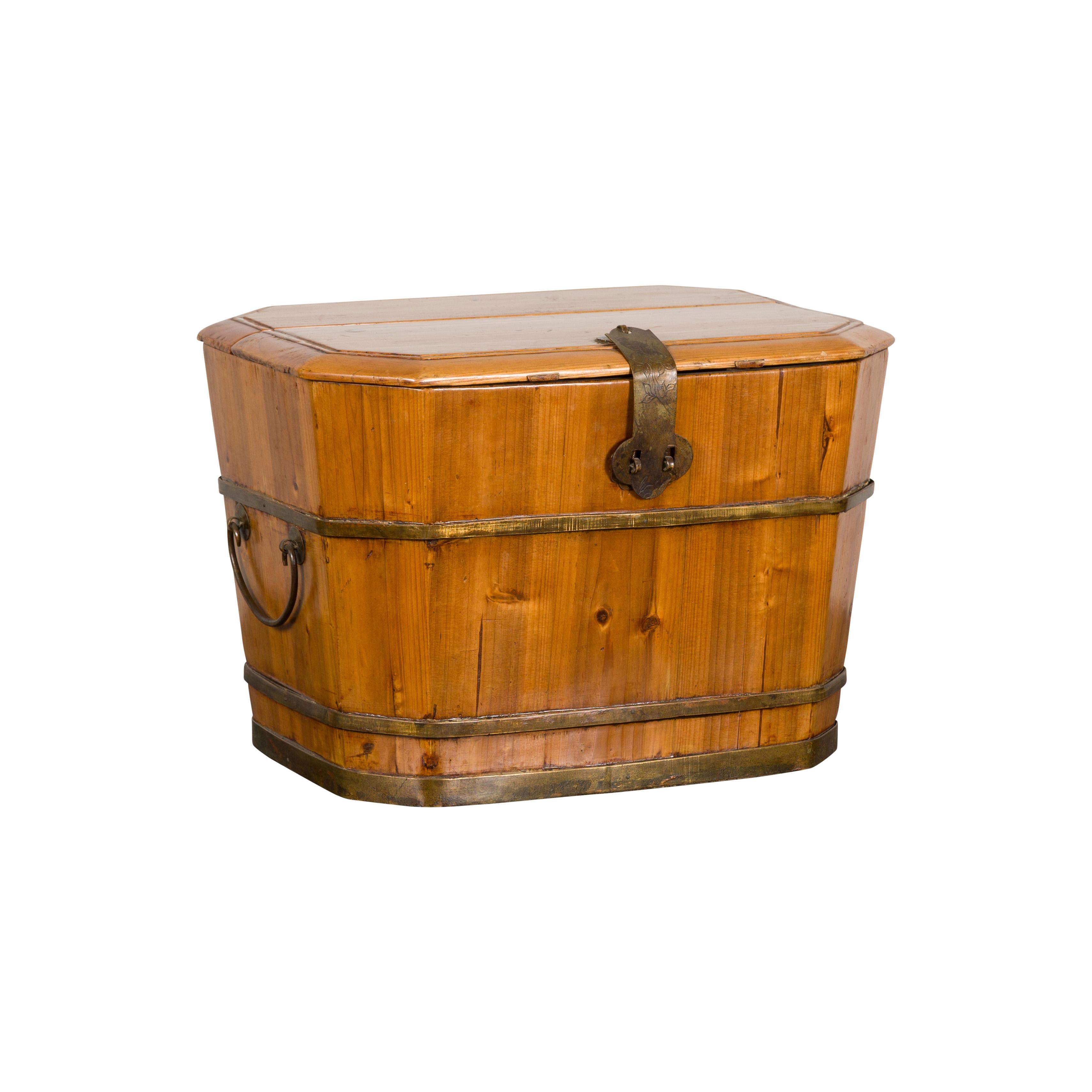 Boîte à couvercle en bois et laiton avec poignées latérales de la fin de la dynastie Qing en vente 12