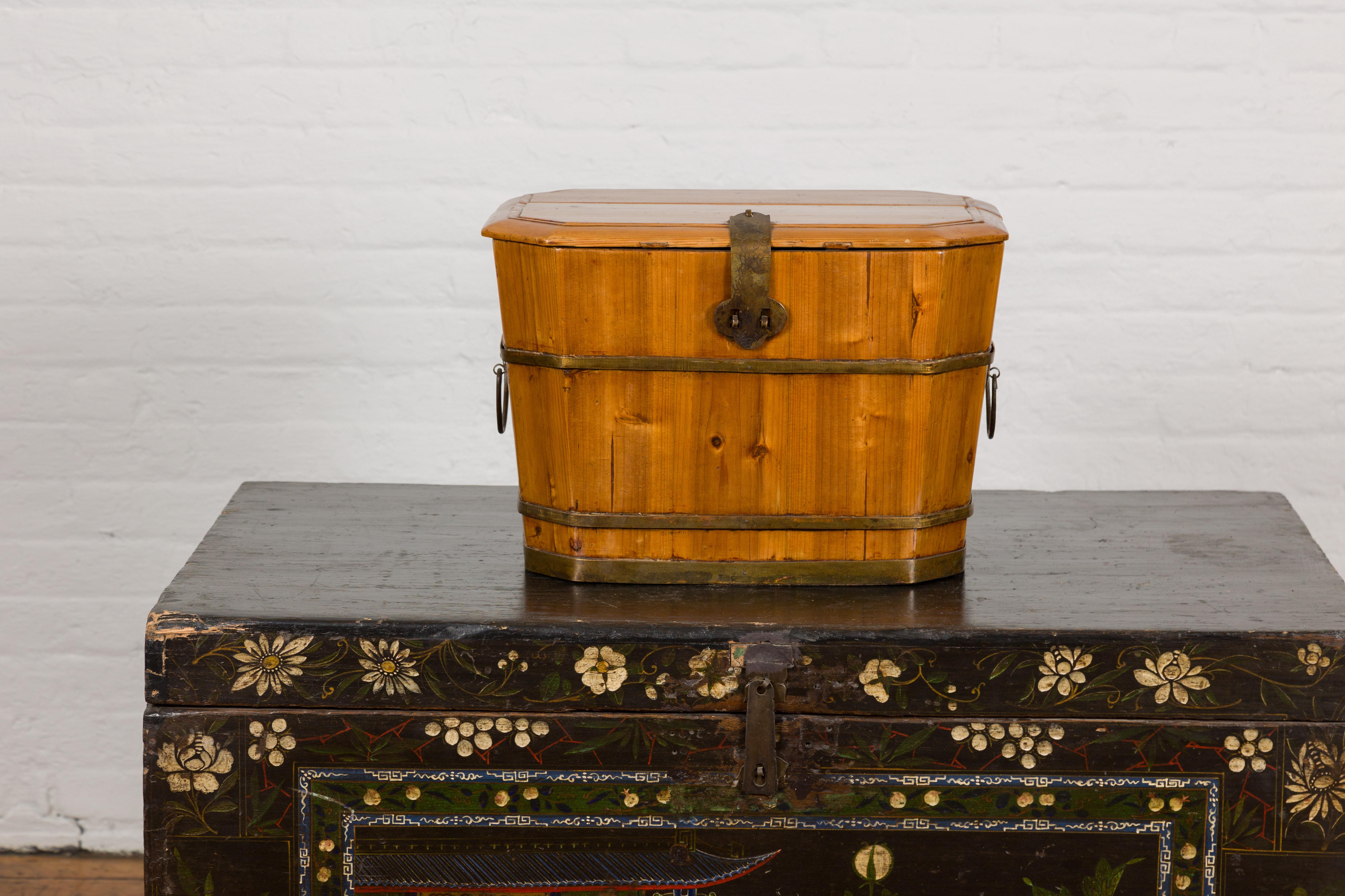 Chinois Boîte à couvercle en bois et laiton avec poignées latérales de la fin de la dynastie Qing en vente