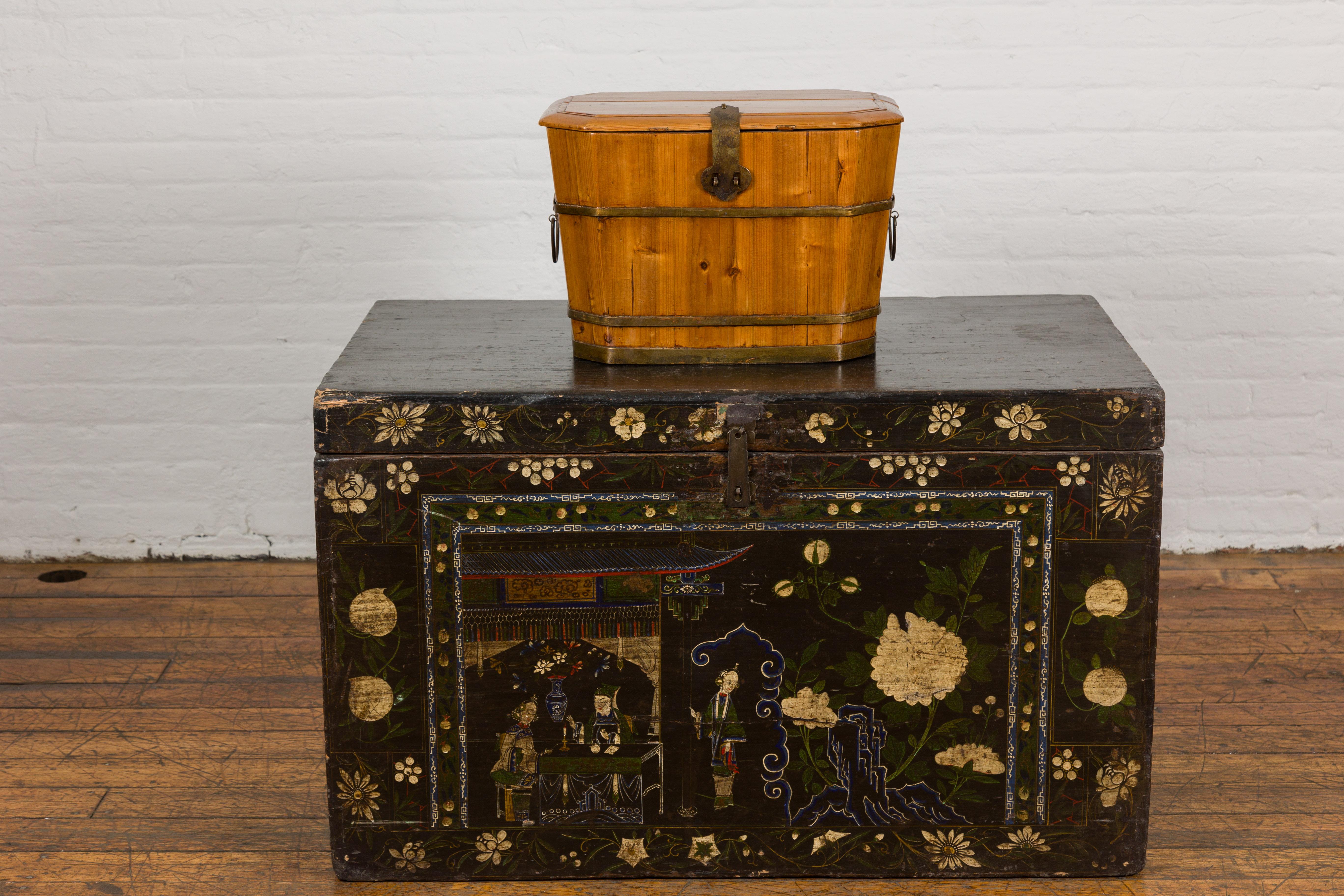 Late Qing Dynasty Wood and Brass Lidded Box with Lateral Handles In Good Condition For Sale In Yonkers, NY