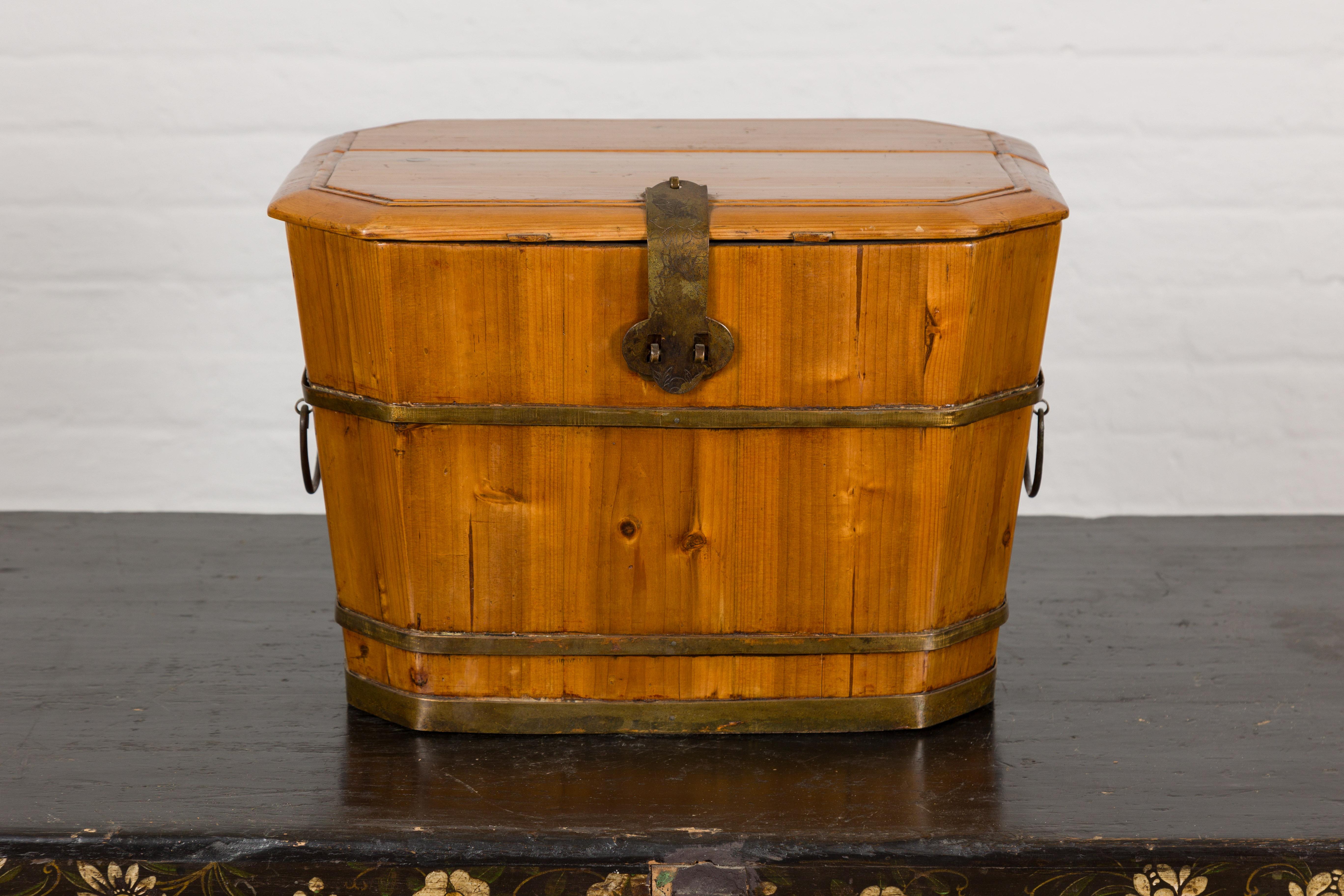 20ième siècle Boîte à couvercle en bois et laiton avec poignées latérales de la fin de la dynastie Qing en vente