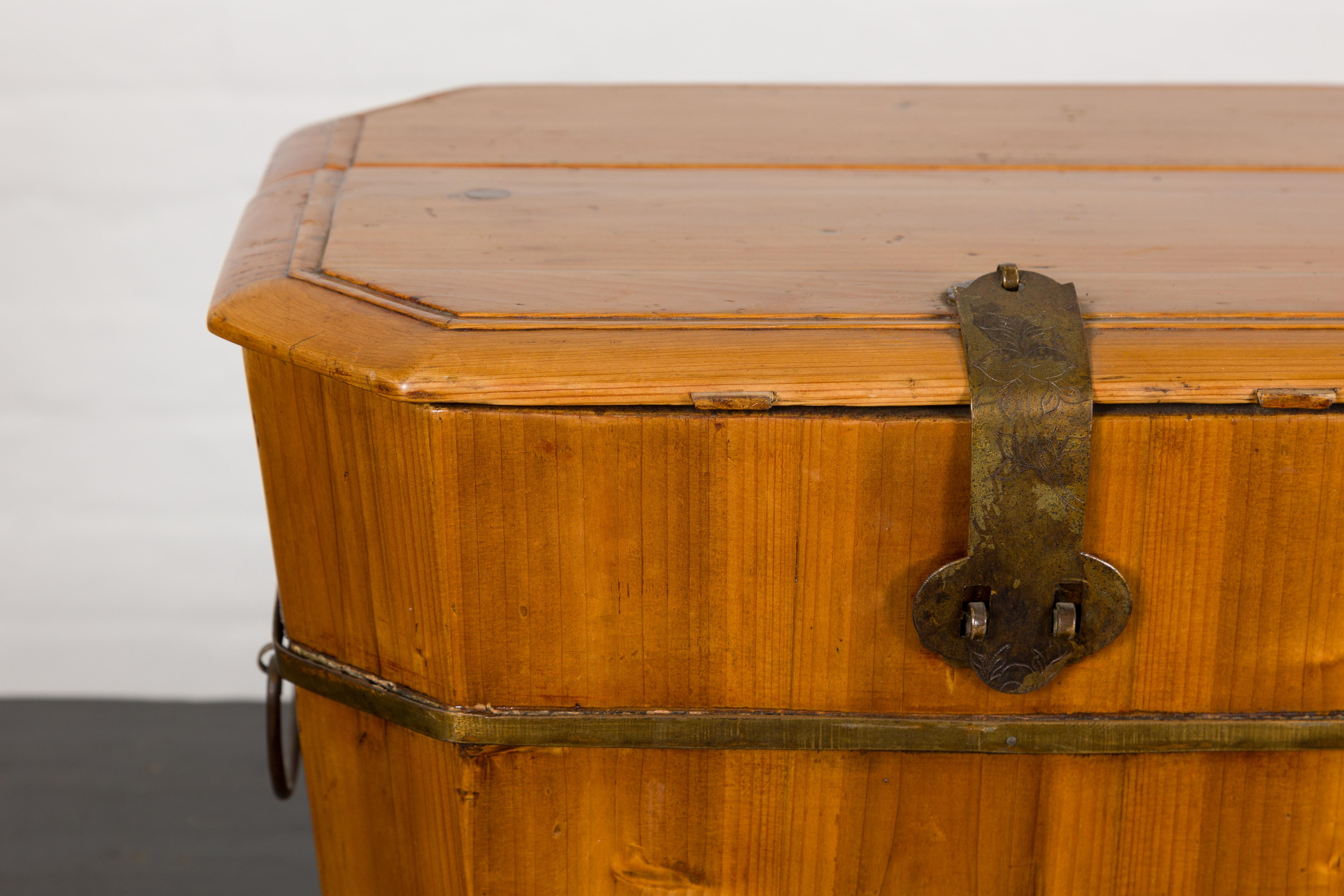 Boîte à couvercle en bois et laiton avec poignées latérales de la fin de la dynastie Qing en vente 1