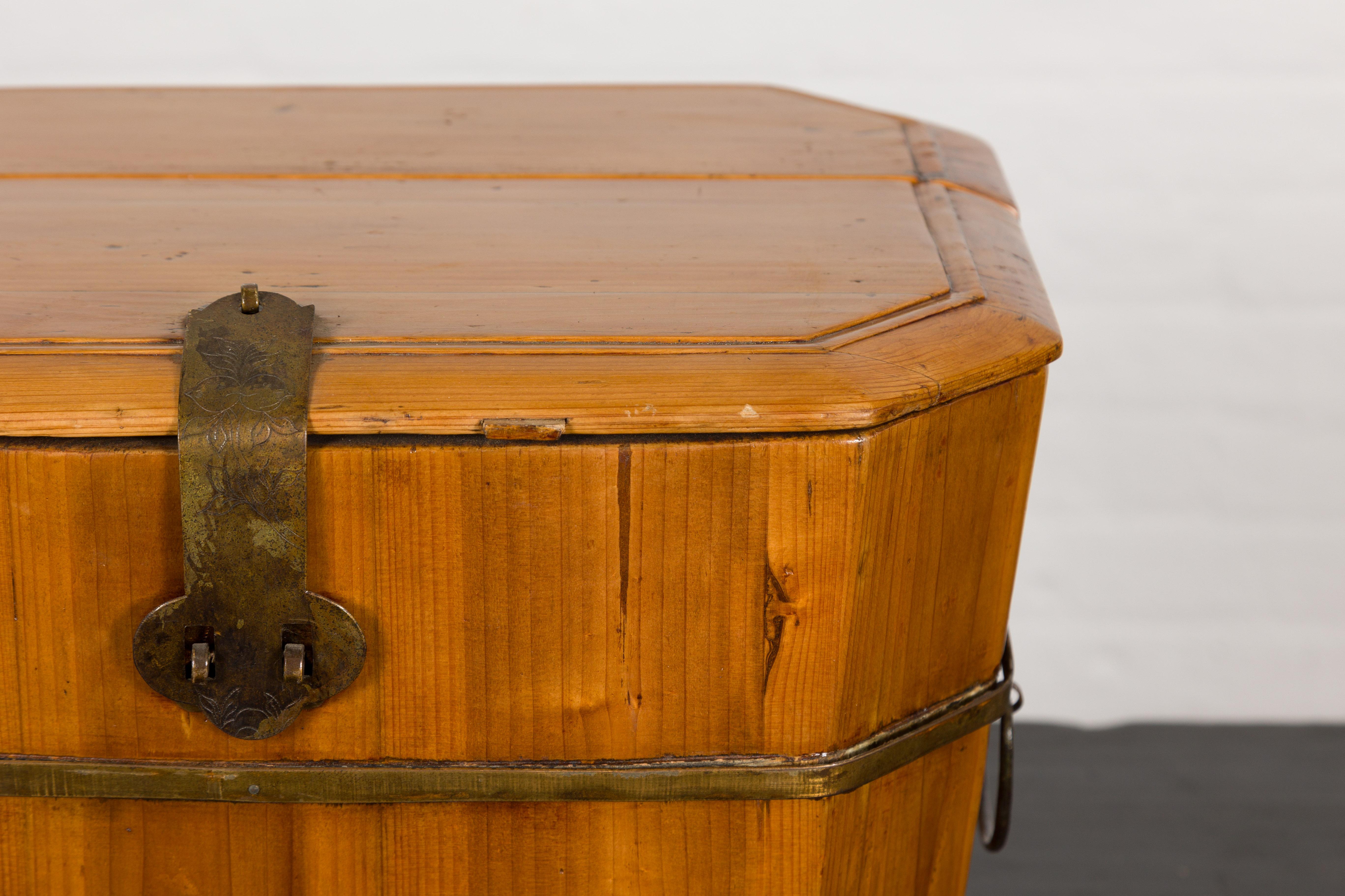 Boîte à couvercle en bois et laiton avec poignées latérales de la fin de la dynastie Qing en vente 2