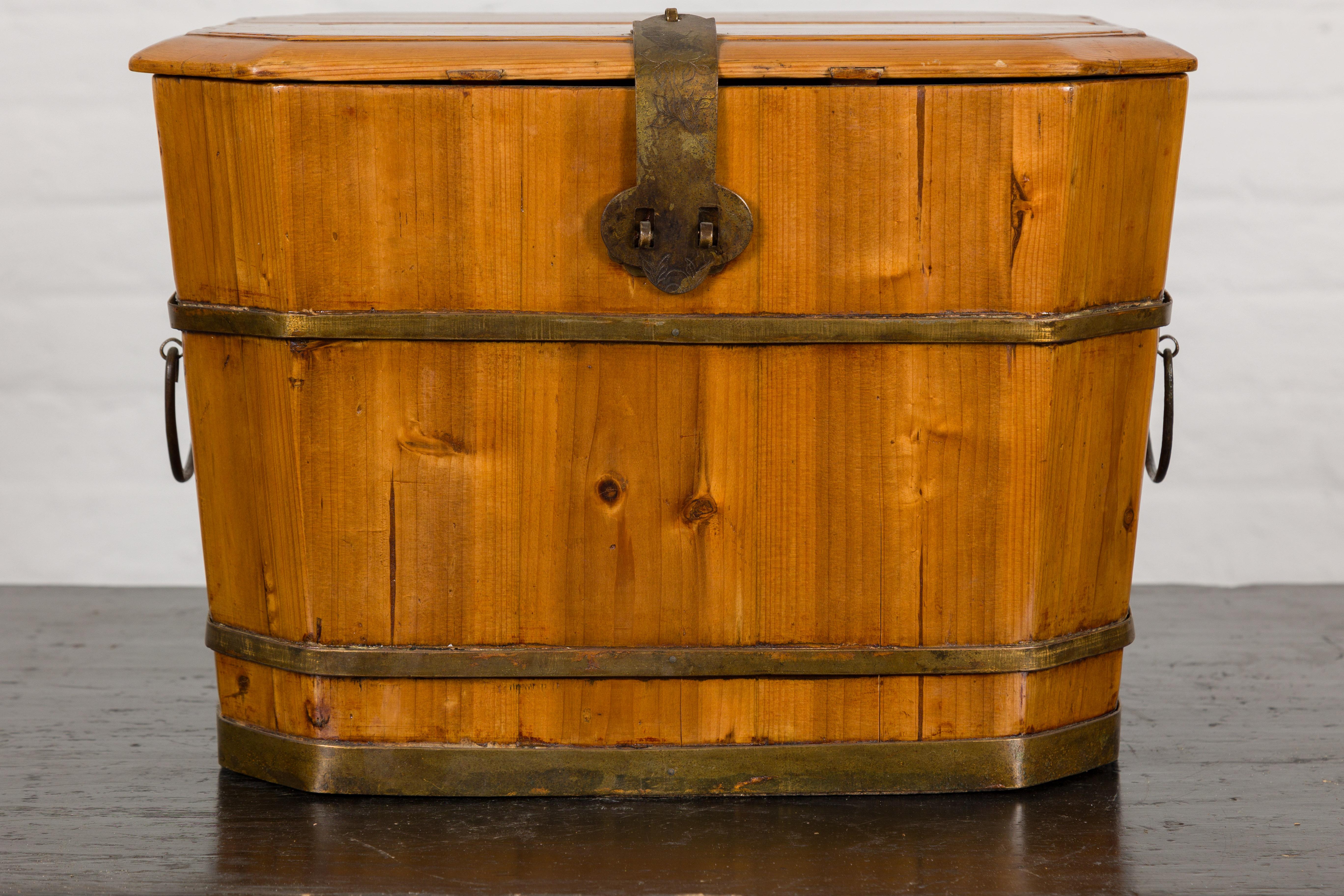 Boîte à couvercle en bois et laiton avec poignées latérales de la fin de la dynastie Qing en vente 3