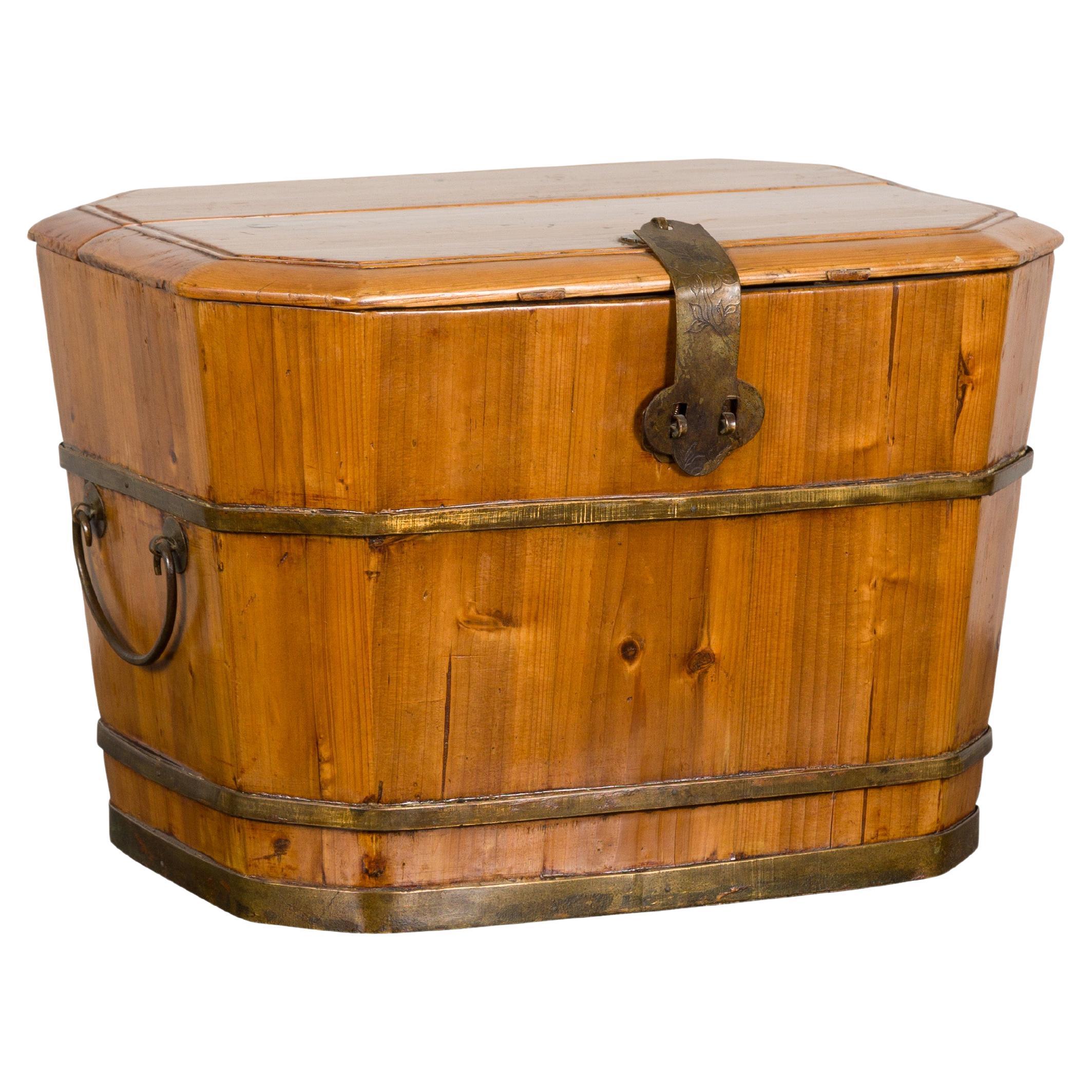 Caja con tapa de madera y latón de finales de la dinastía Qing con asas laterales