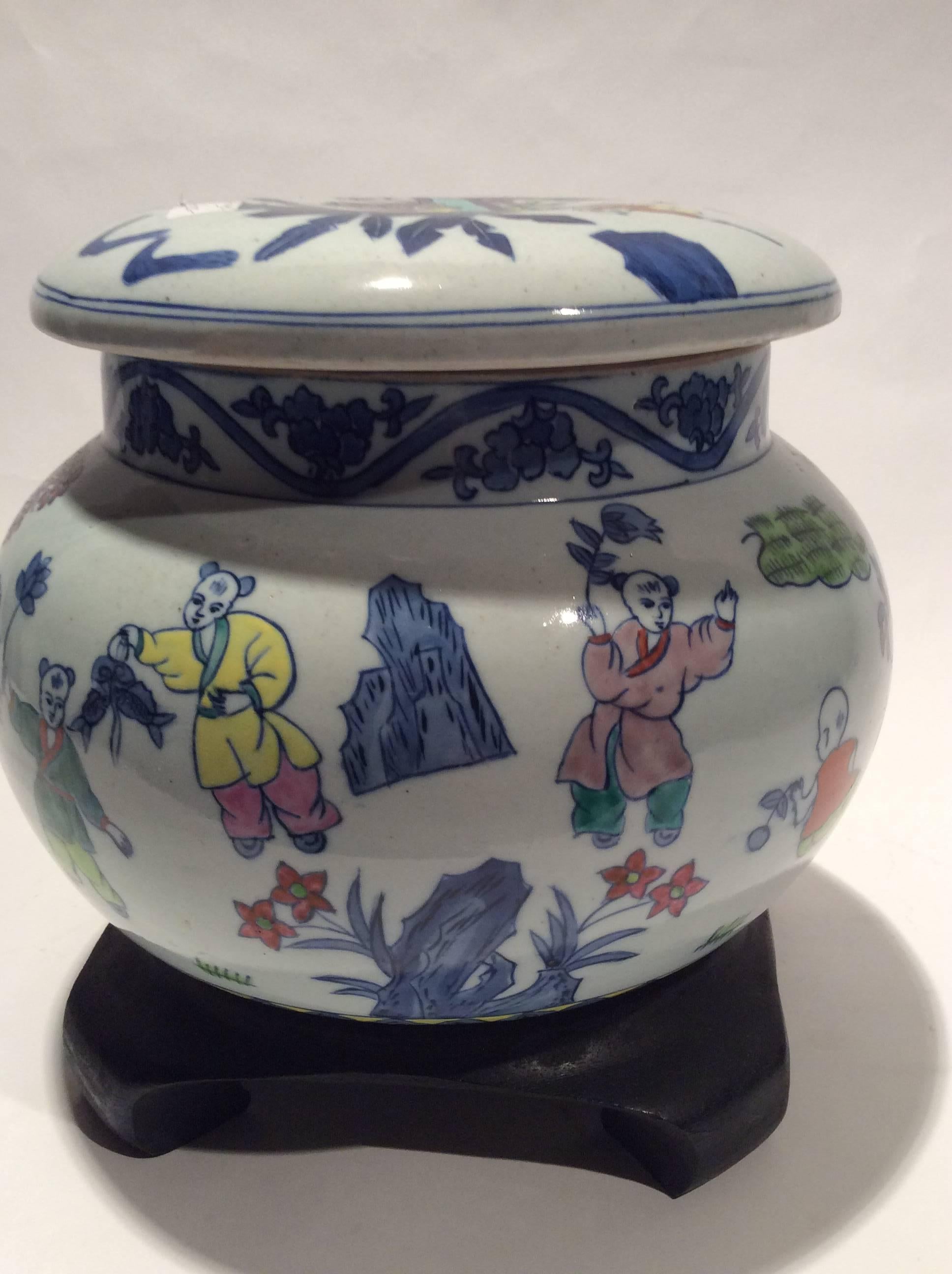 Hand-Painted Late Qing Dynasty Wucai Porcelain Lidded Jar For Sale