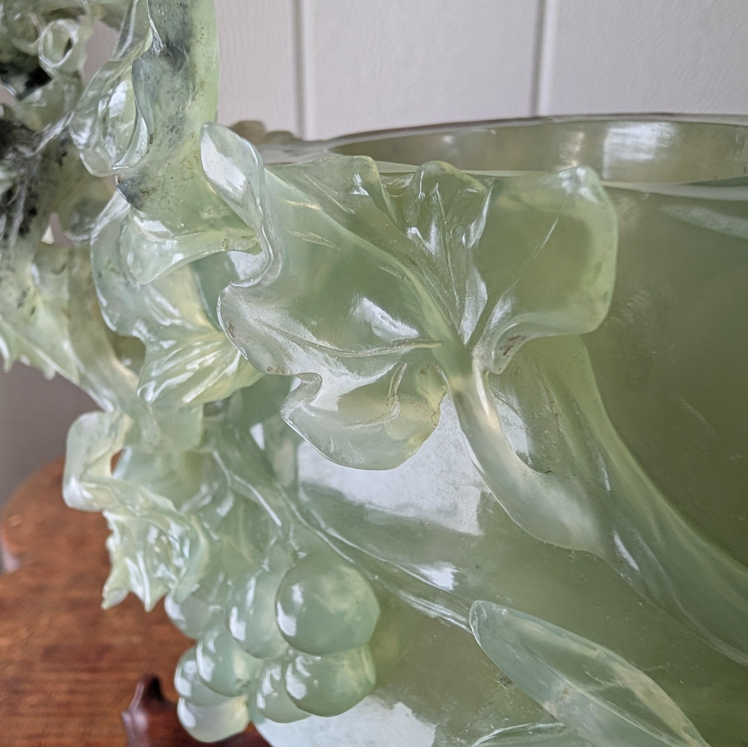 Talla de erudito de jade nefrita de finales de la dinastía Qing Taza de bambú con ardilla y uvas en venta 4