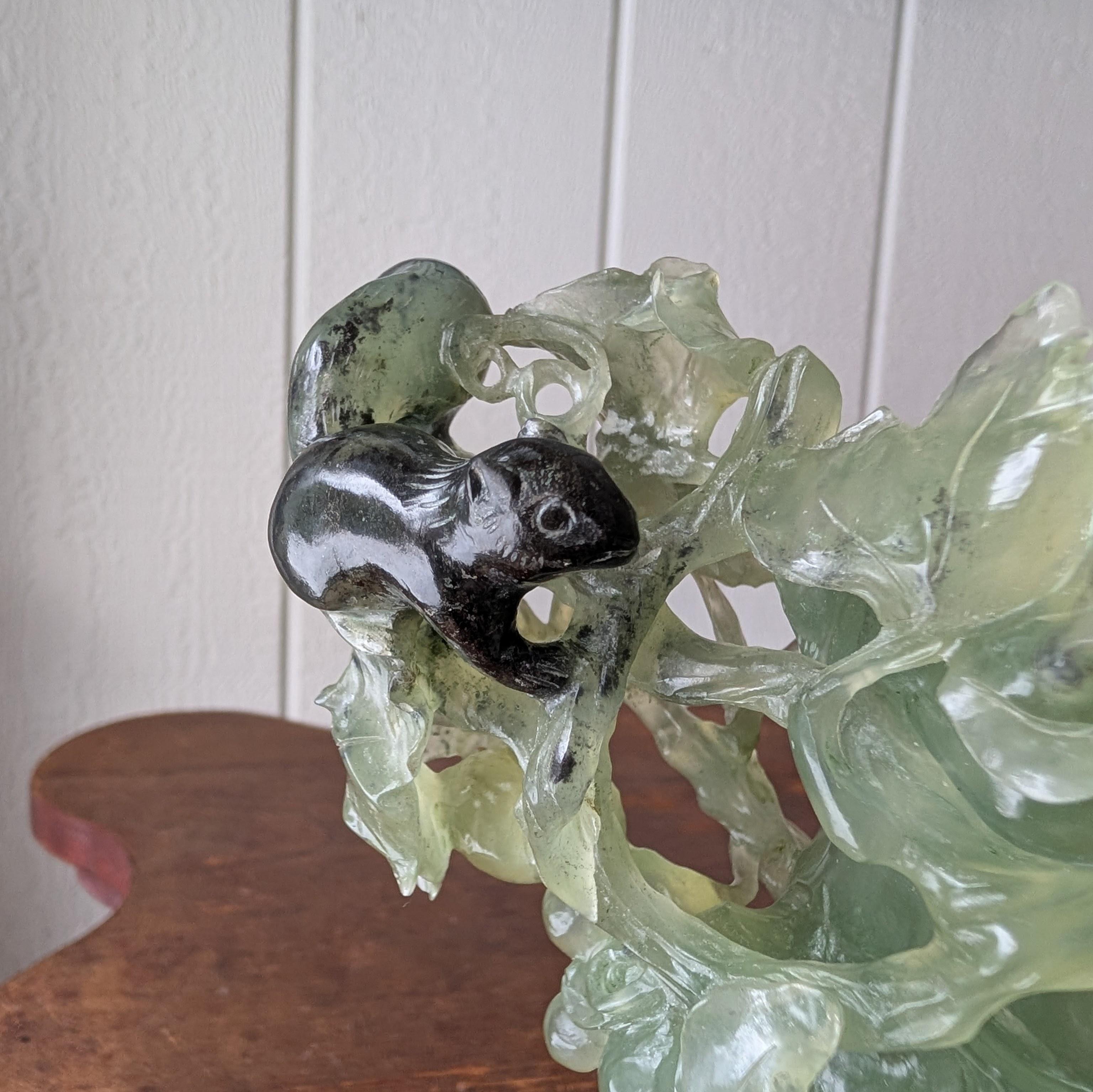 Talla de erudito de jade nefrita de finales de la dinastía Qing Taza de bambú con ardilla y uvas en venta 5