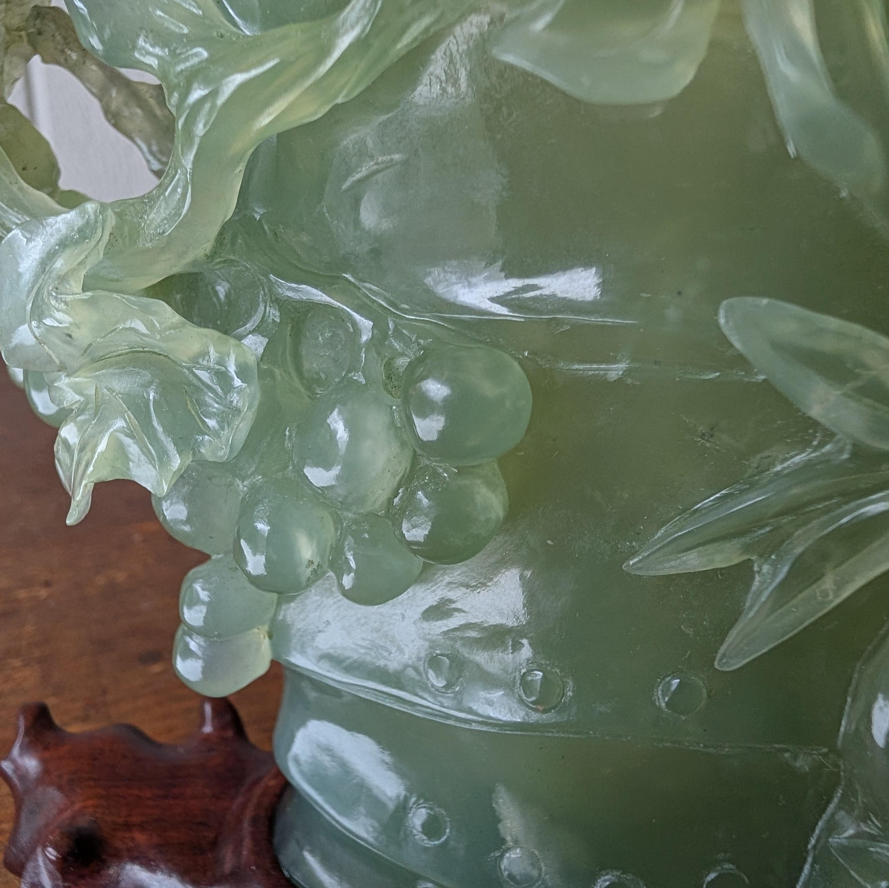 Talla de erudito de jade nefrita de finales de la dinastía Qing Taza de bambú con ardilla y uvas en venta 6