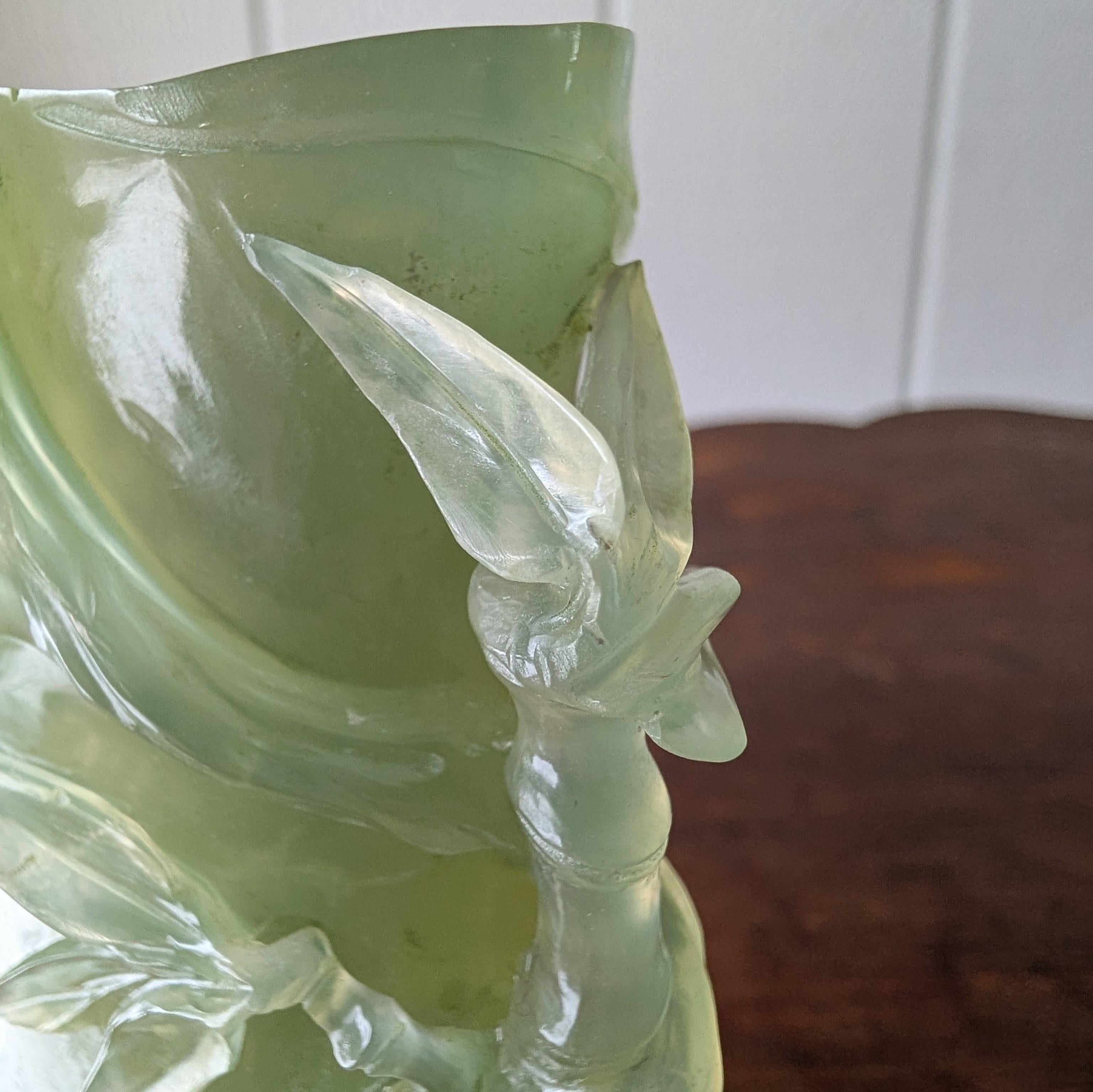 Talla de erudito de jade nefrita de finales de la dinastía Qing Taza de bambú con ardilla y uvas en venta 7