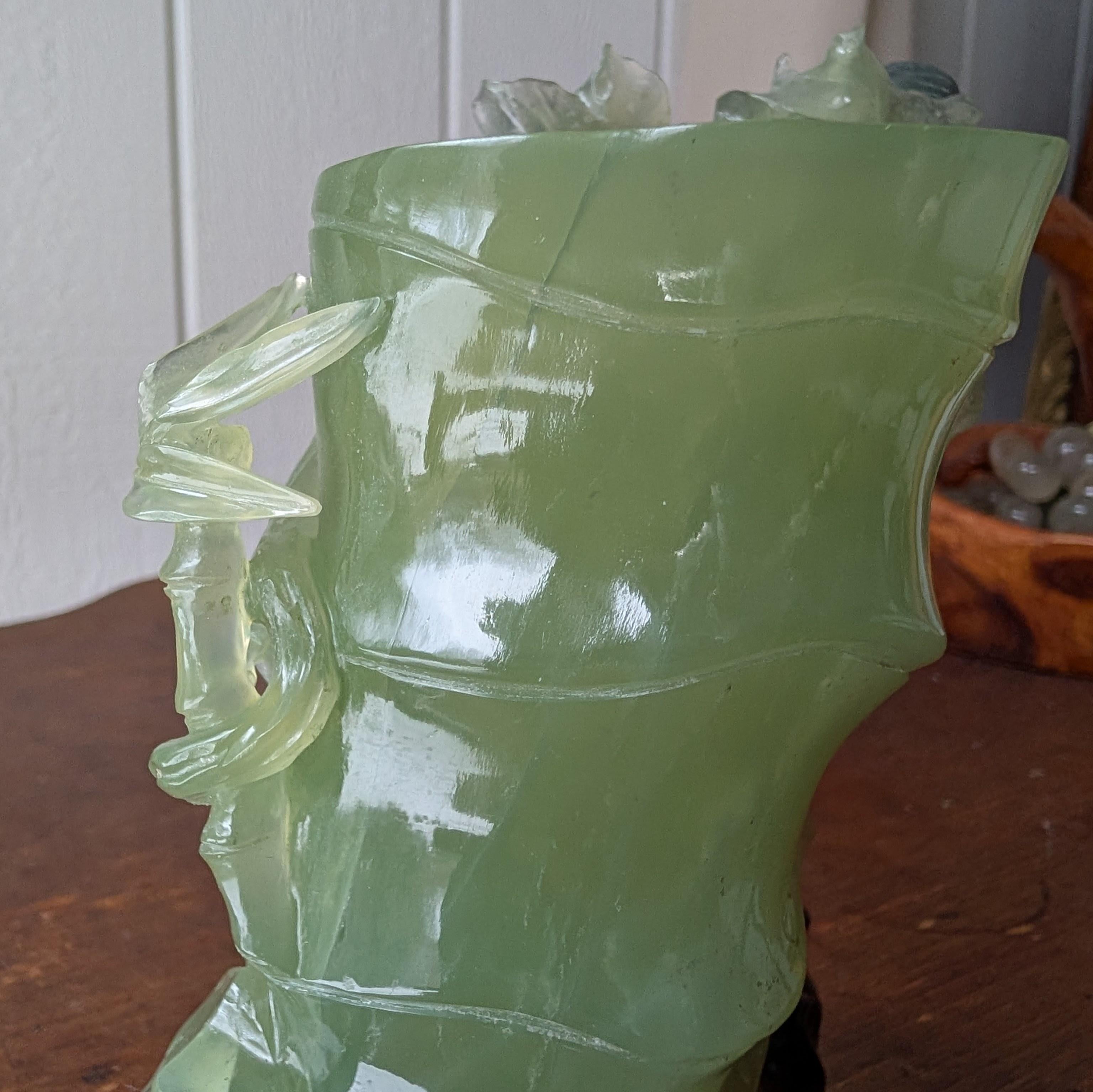 Talla de erudito de jade nefrita de finales de la dinastía Qing Taza de bambú con ardilla y uvas en venta 8