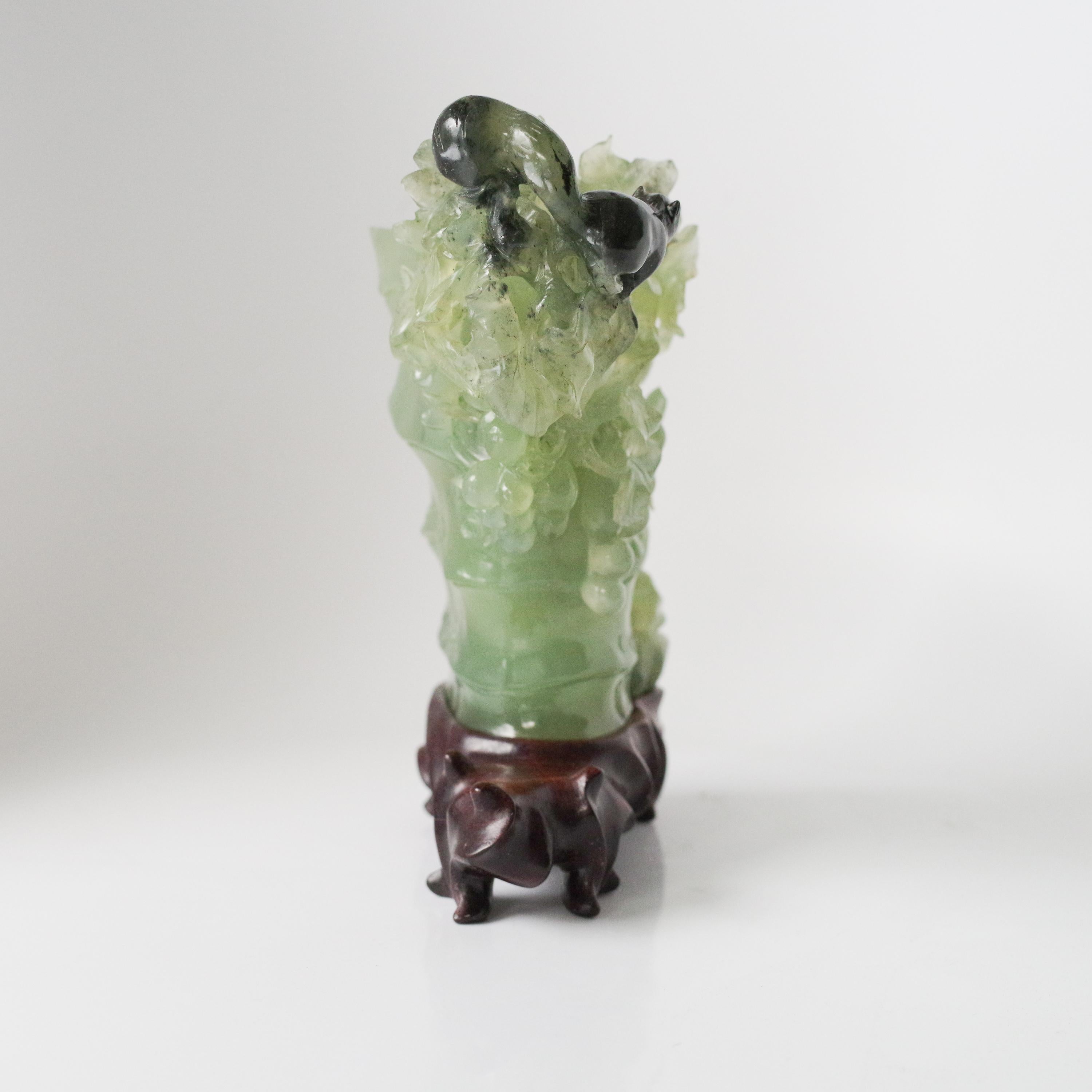 Talla de erudito de jade nefrita de finales de la dinastía Qing Taza de bambú con ardilla y uvas Art Nouveau en venta