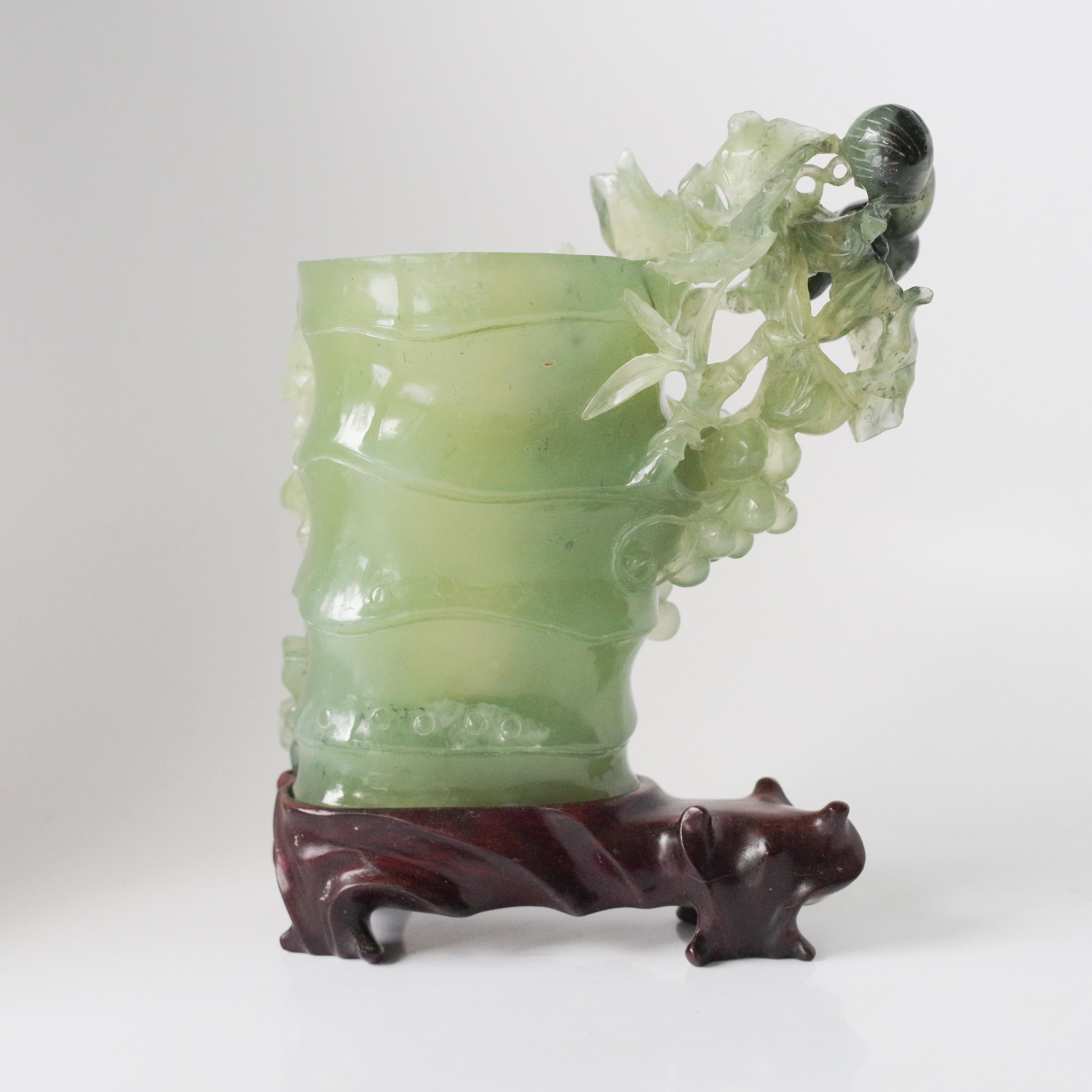 Talla de erudito de jade nefrita de finales de la dinastía Qing Taza de bambú con ardilla y uvas Sin cortar en venta