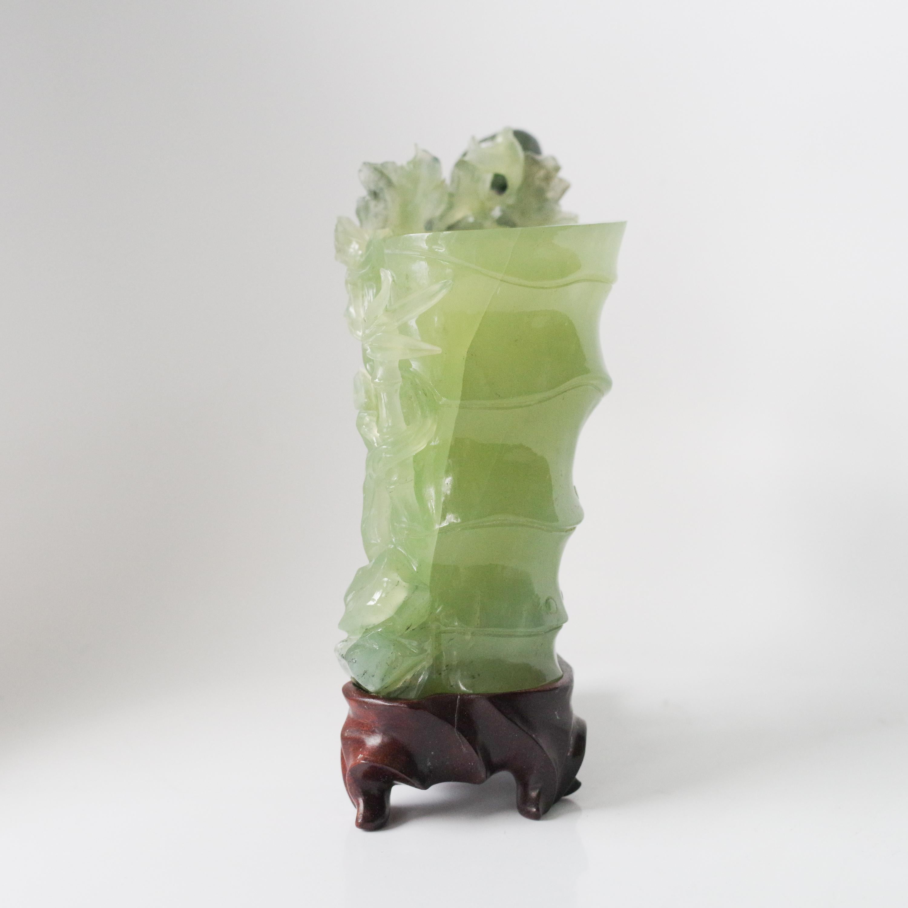 Talla de erudito de jade nefrita de finales de la dinastía Qing Taza de bambú con ardilla y uvas en Excelente estado para la venta en Northampton, MA