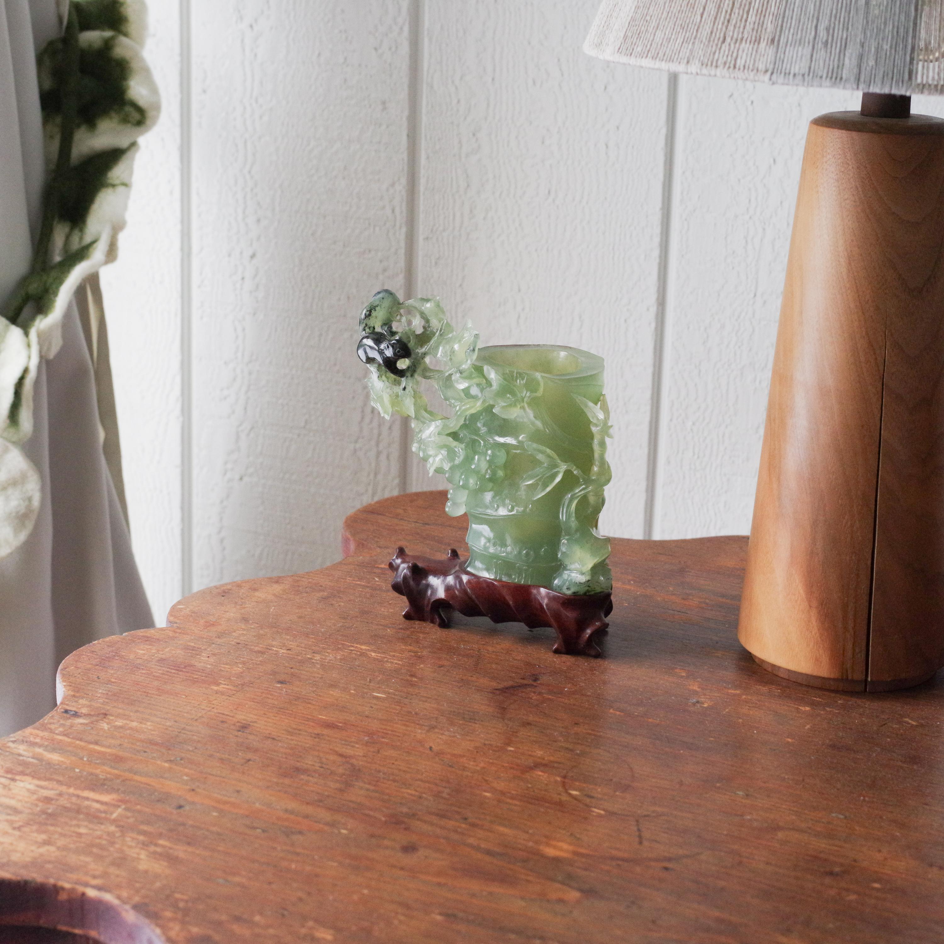 Femenino o masculino Talla de erudito de jade nefrita de finales de la dinastía Qing Taza de bambú con ardilla y uvas en venta