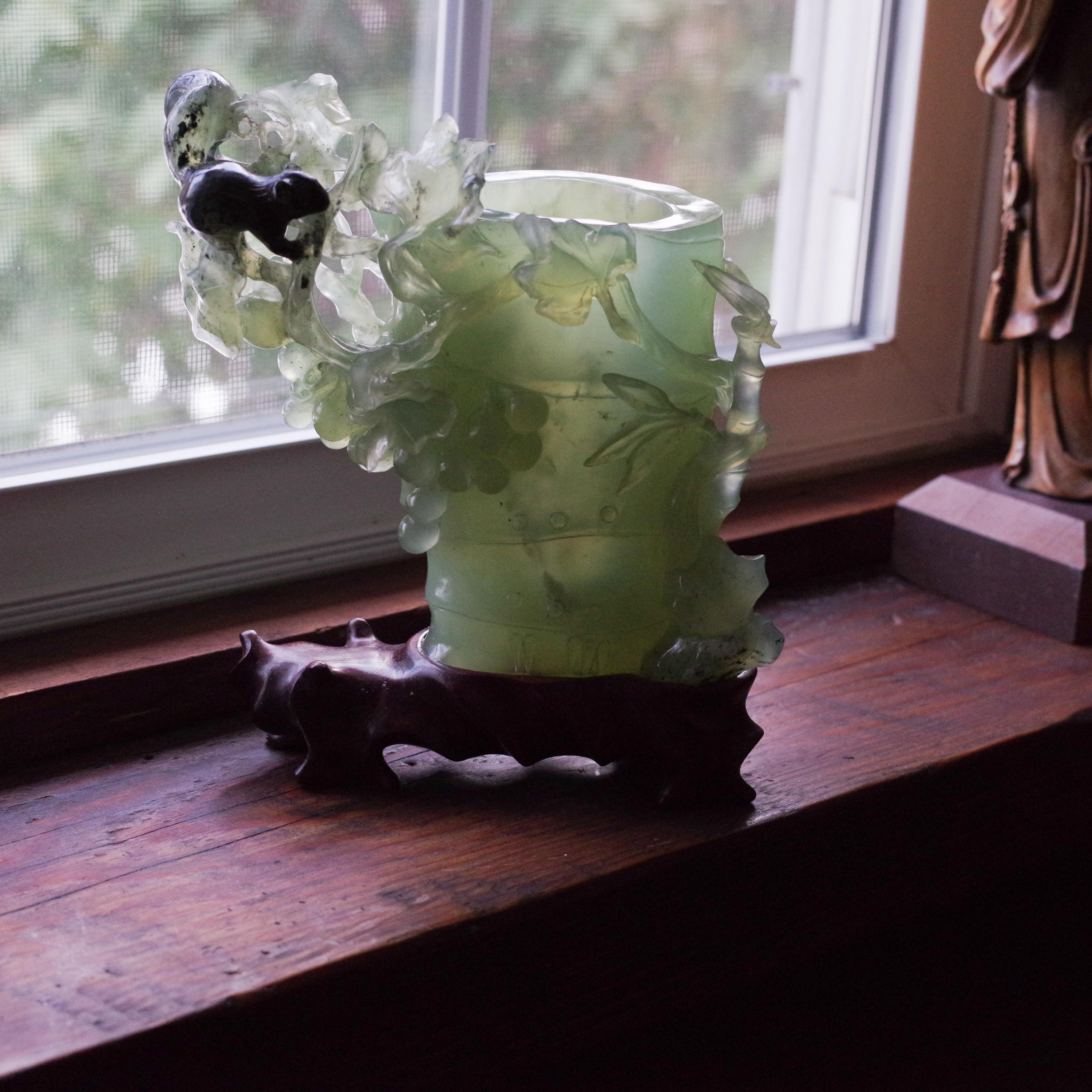 Talla de erudito de jade nefrita de finales de la dinastía Qing Taza de bambú con ardilla y uvas en venta 1