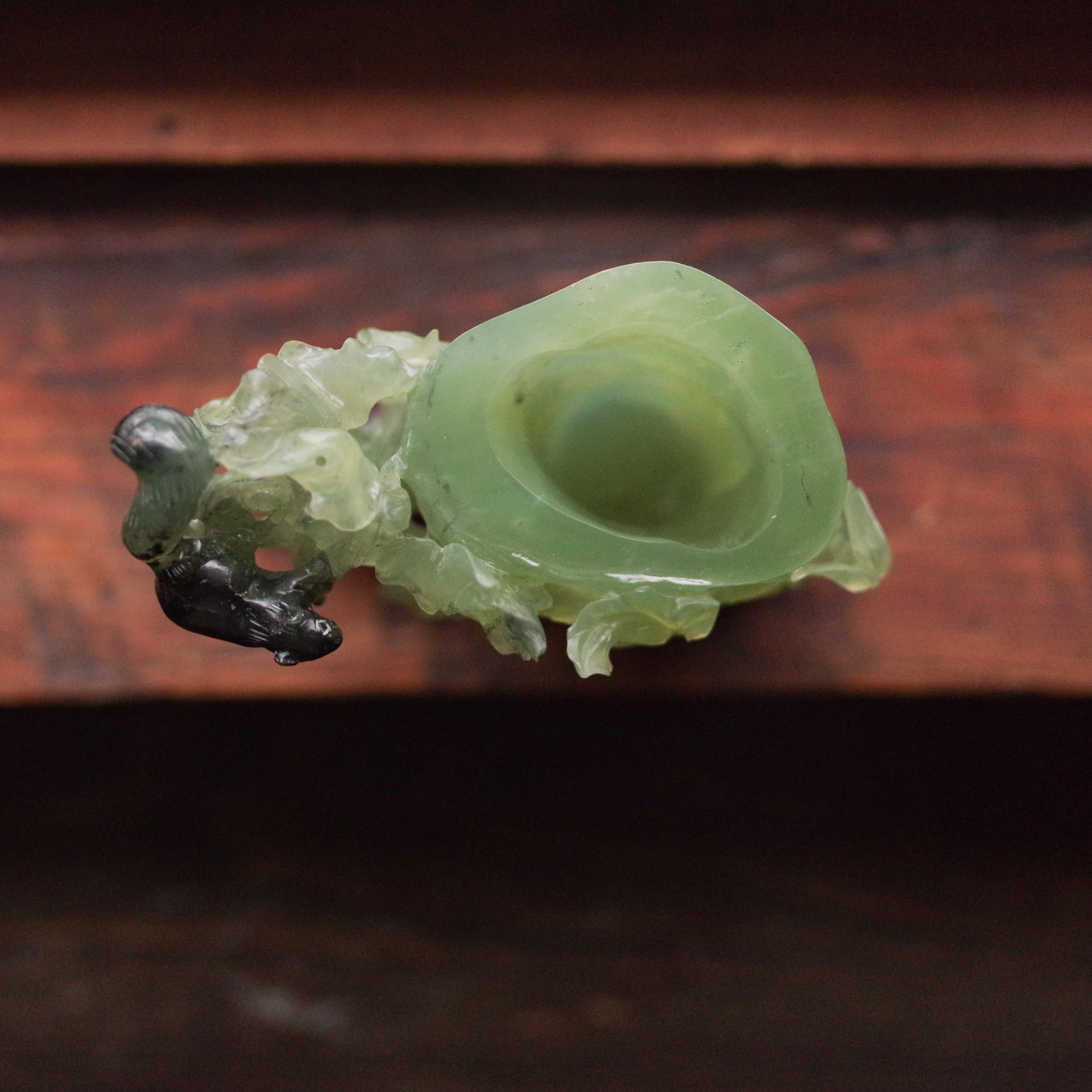 Talla de erudito de jade nefrita de finales de la dinastía Qing Taza de bambú con ardilla y uvas en venta 2