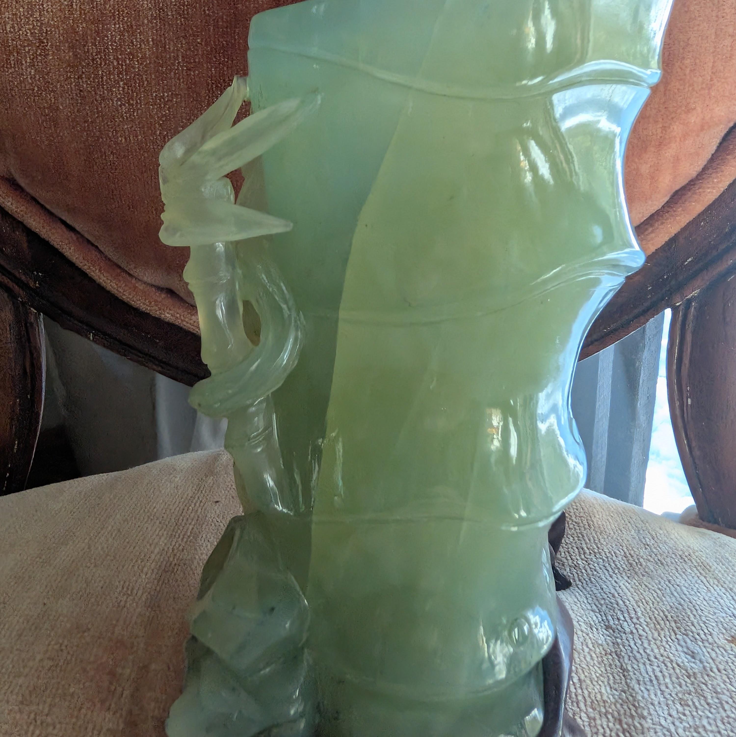 Talla de erudito de jade nefrita de finales de la dinastía Qing Taza de bambú con ardilla y uvas en venta 3