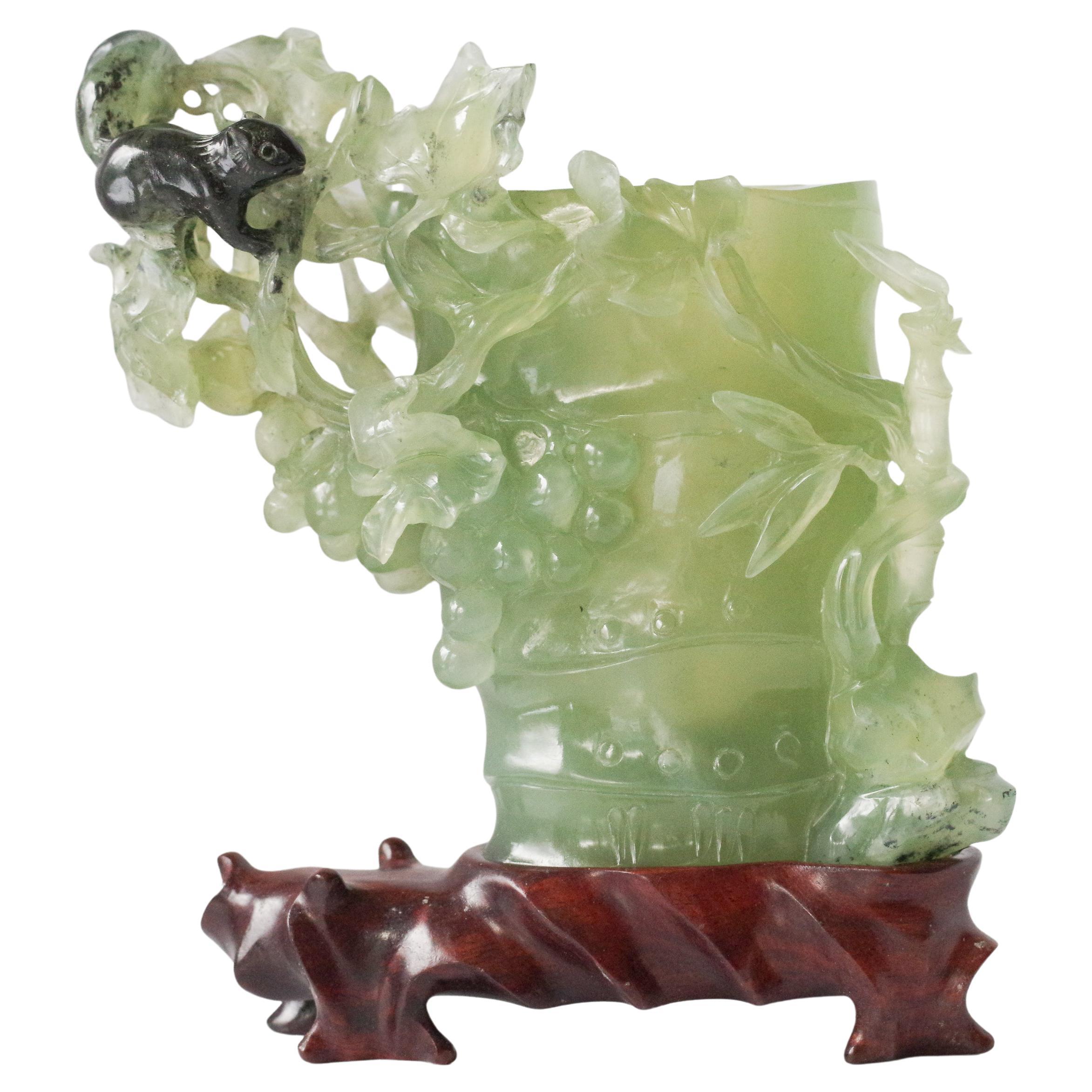 Talla de erudito de jade nefrita de finales de la dinastía Qing Taza de bambú con ardilla y uvas en venta