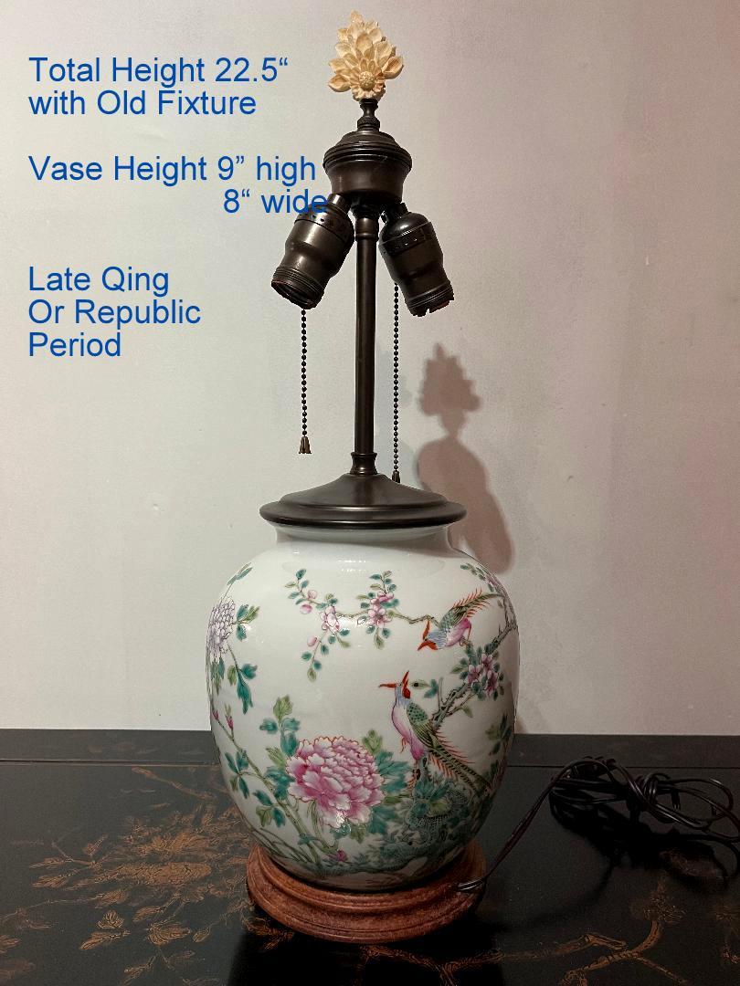 Vase mit Blumen und Vögeln aus der späten Qing- oder frühen Republik-Periode, montiert als Lampe, ohne Lampenschirm
Sehr fein gemaltes Motiv und schöne Farbe.
Die alte Halterung mit Vase montiert. Die Vase ist in gutem Zustand, kein Riss und keine