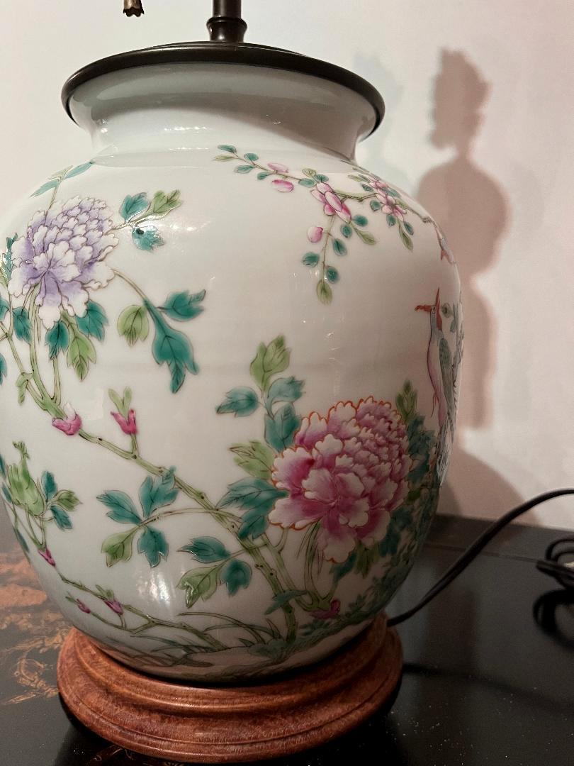 Späte Qing oder frühe Republik Chinesisch Vögel & Blumen Vase Lampe im Zustand „Gut“ im Angebot in Greenwich, CT