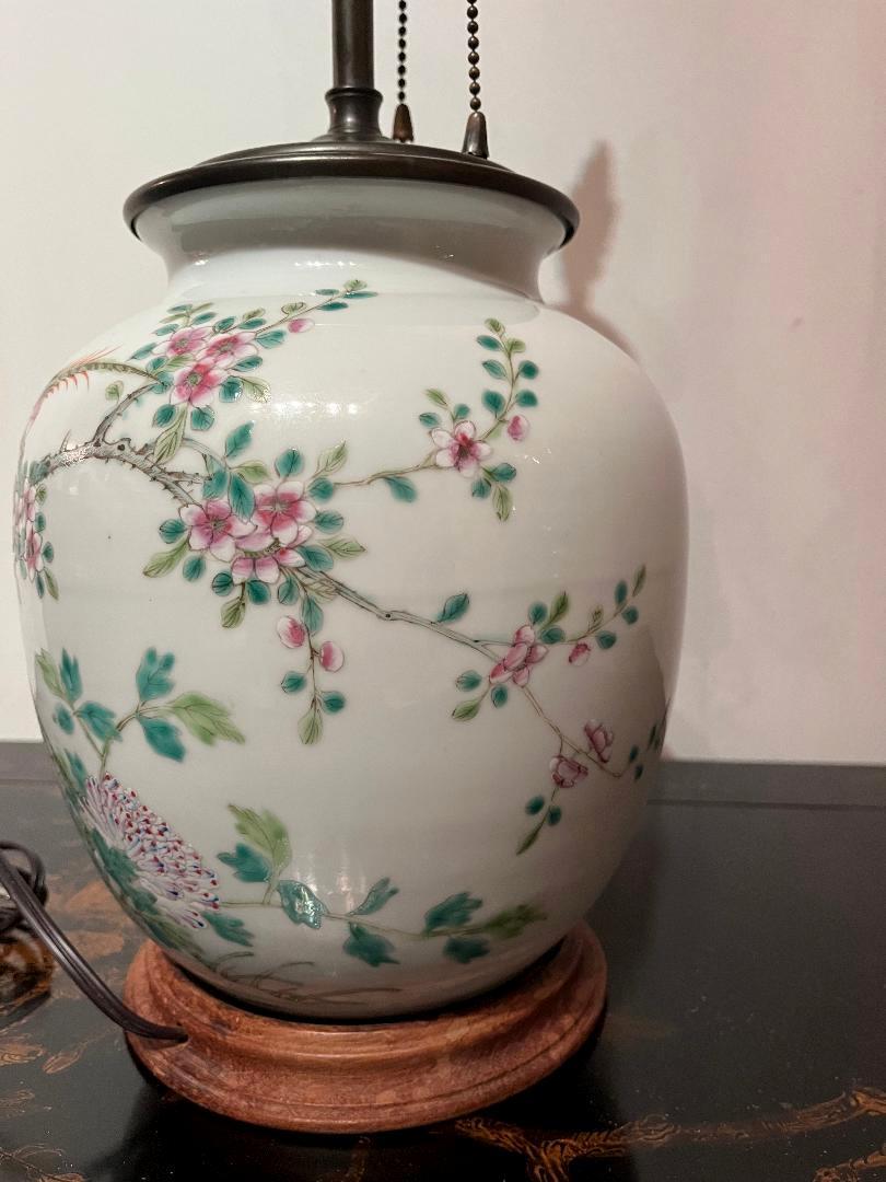 Späte Qing oder frühe Republik Chinesisch Vögel & Blumen Vase Lampe im Angebot 1