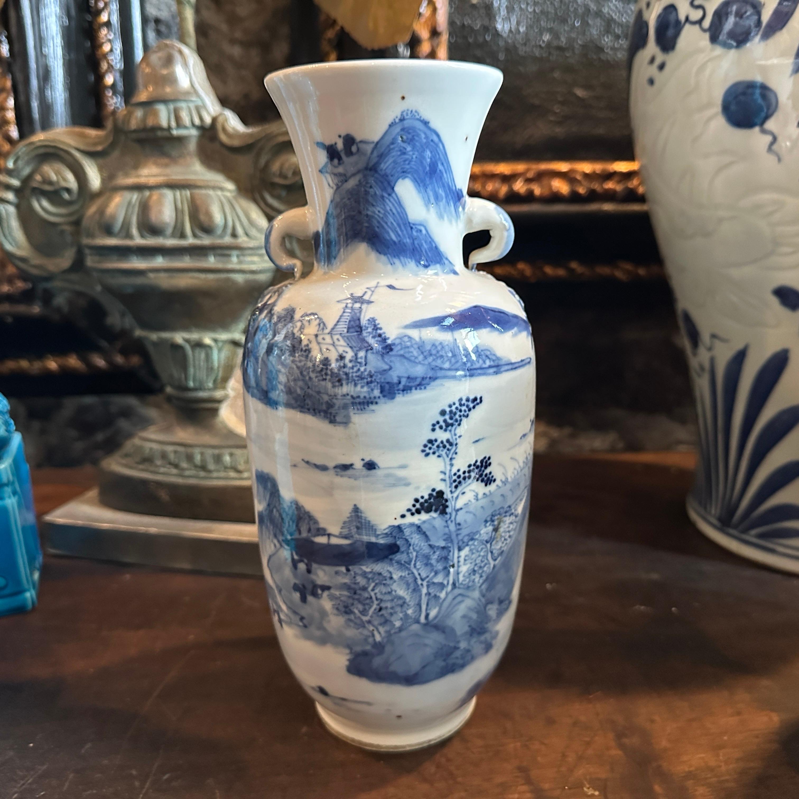 This is a 19th-century traditional Chinese blue and white ceramic vase, a fine example of classic Qing Dynasty-style porcelain craftsmanship.Traditional blue cobalt underglaze on a white porcelain body, elongated baluster form with a flared lip and