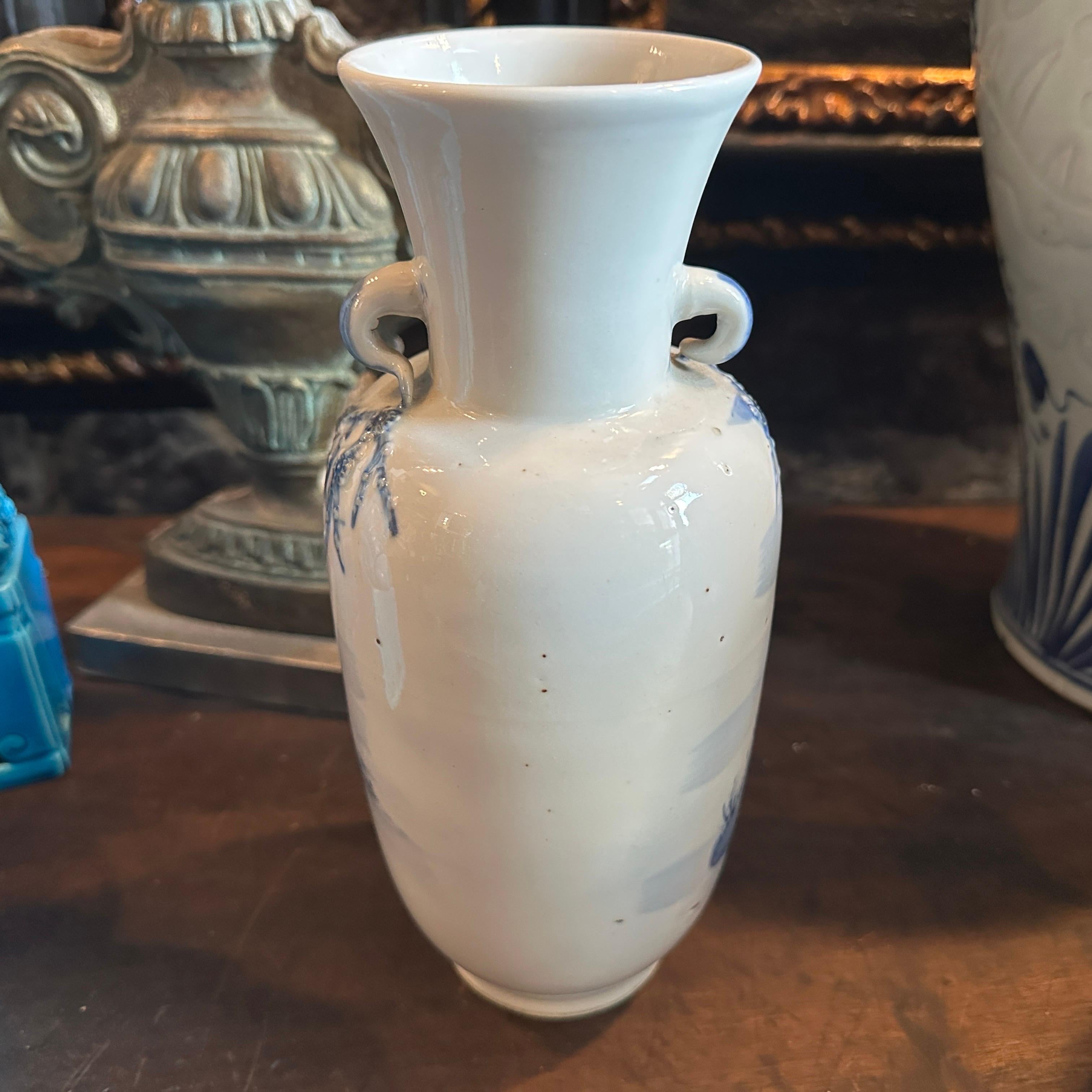 Late Qing Period Traditional Blue and White Ceramic Chinese Vase In Good Condition For Sale In Catania, Sicilia