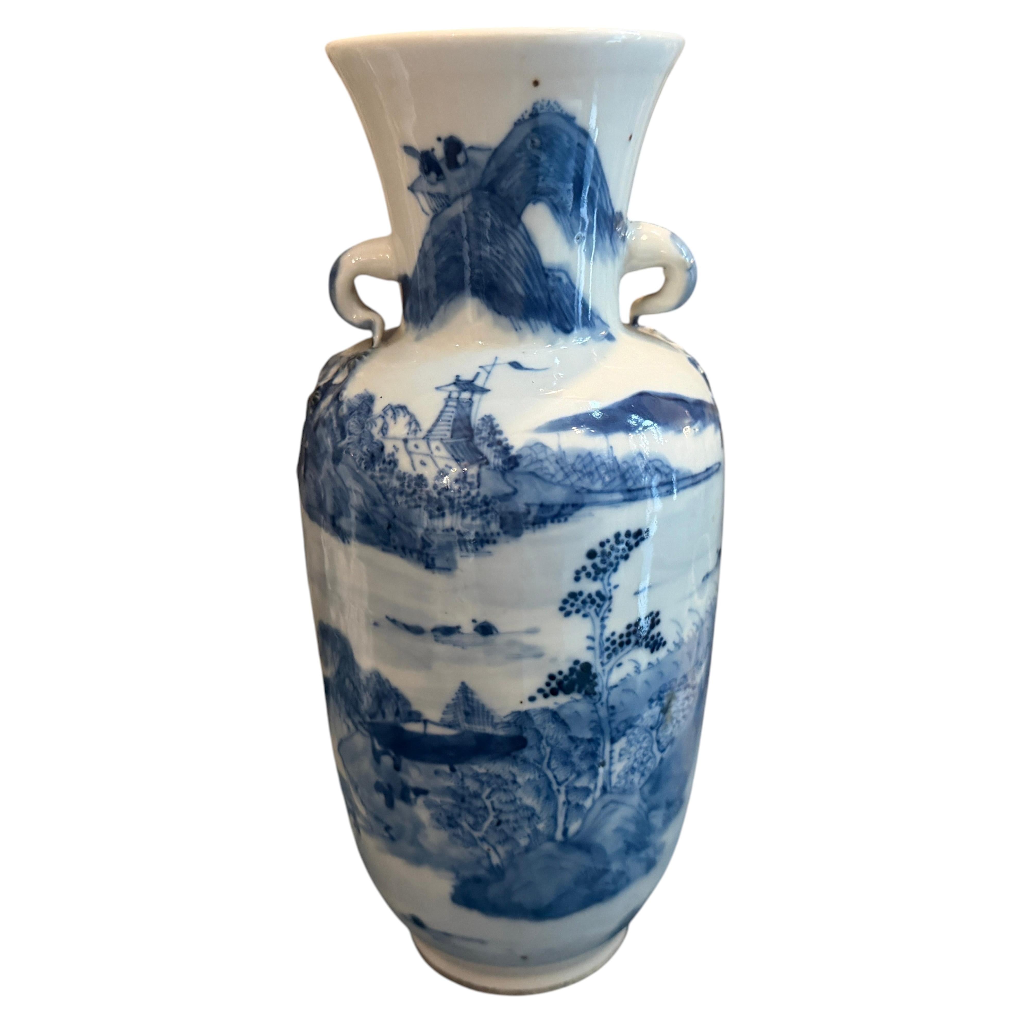Jarrón chino tradicional de cerámica azul y blanca de finales del periodo Qing