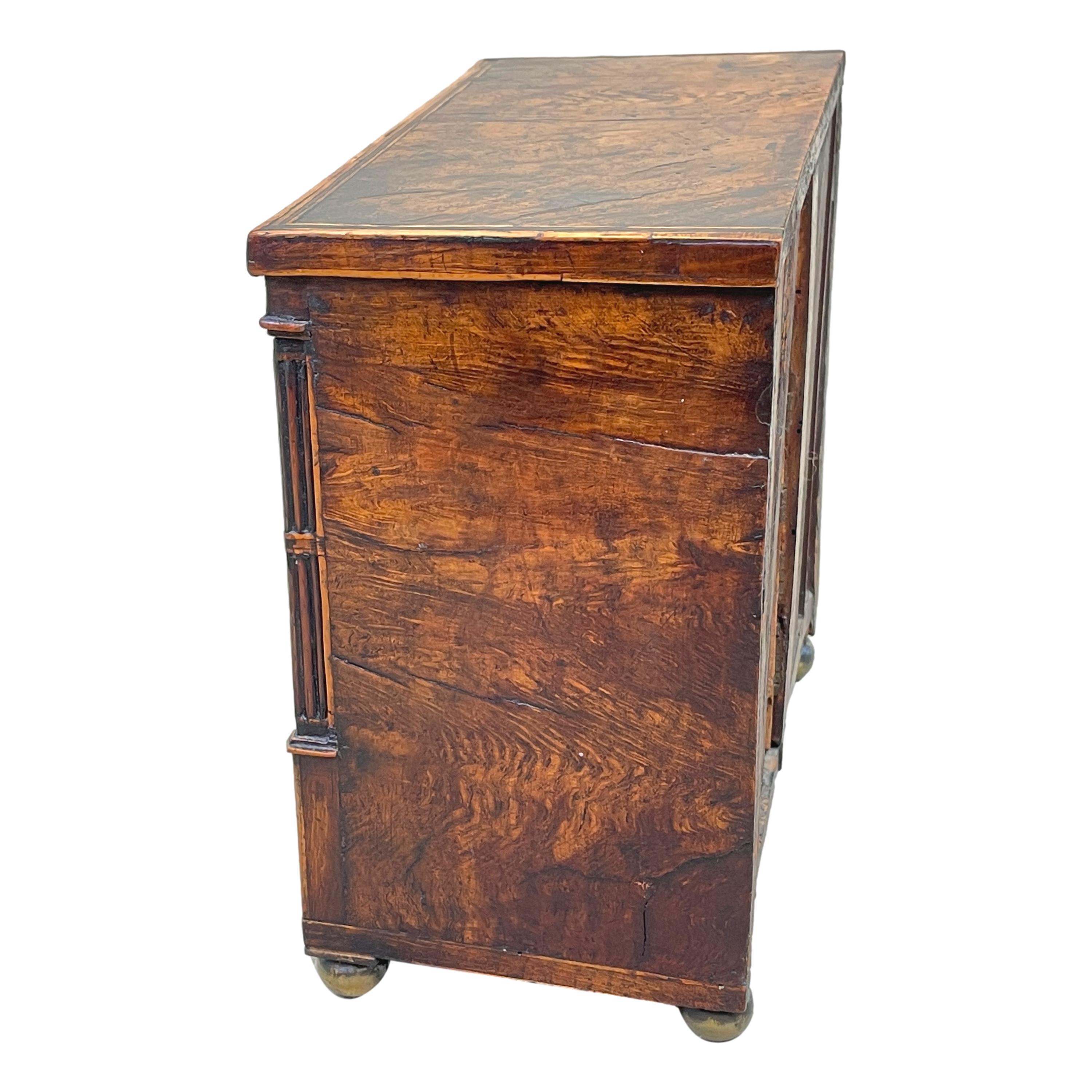 Anglais Commode miniature en broussin de chêne de la fin du XIXe siècle de style Regency en vente