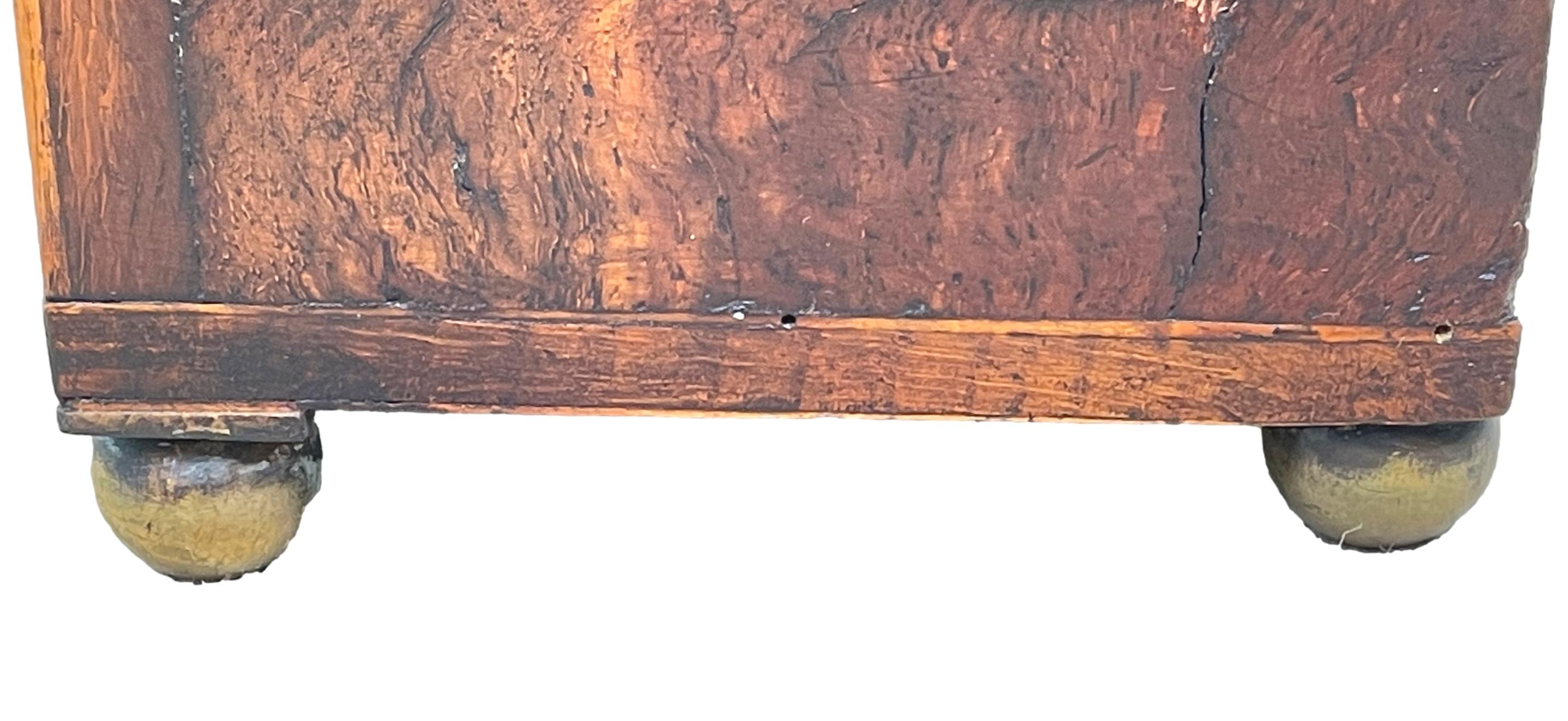 Commode miniature en broussin de chêne de la fin du XIXe siècle de style Regency en vente 2