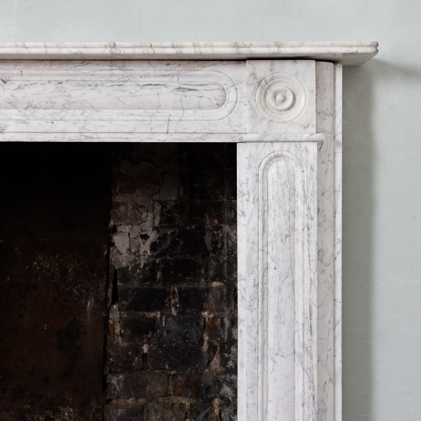 Late Regency Carrara Marble Bullseye Fireplace In Good Condition In London, GB