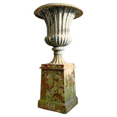 Campana-Urne aus Gusseisen auf Original-Sockel aus der späten Regency-Zeit