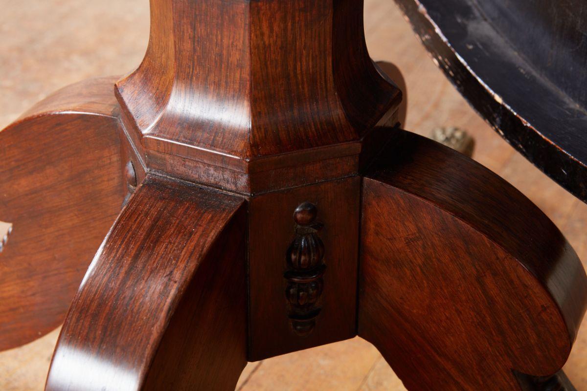 Milieu du XIXe siècle Table centrale de style Régence tardive en vente