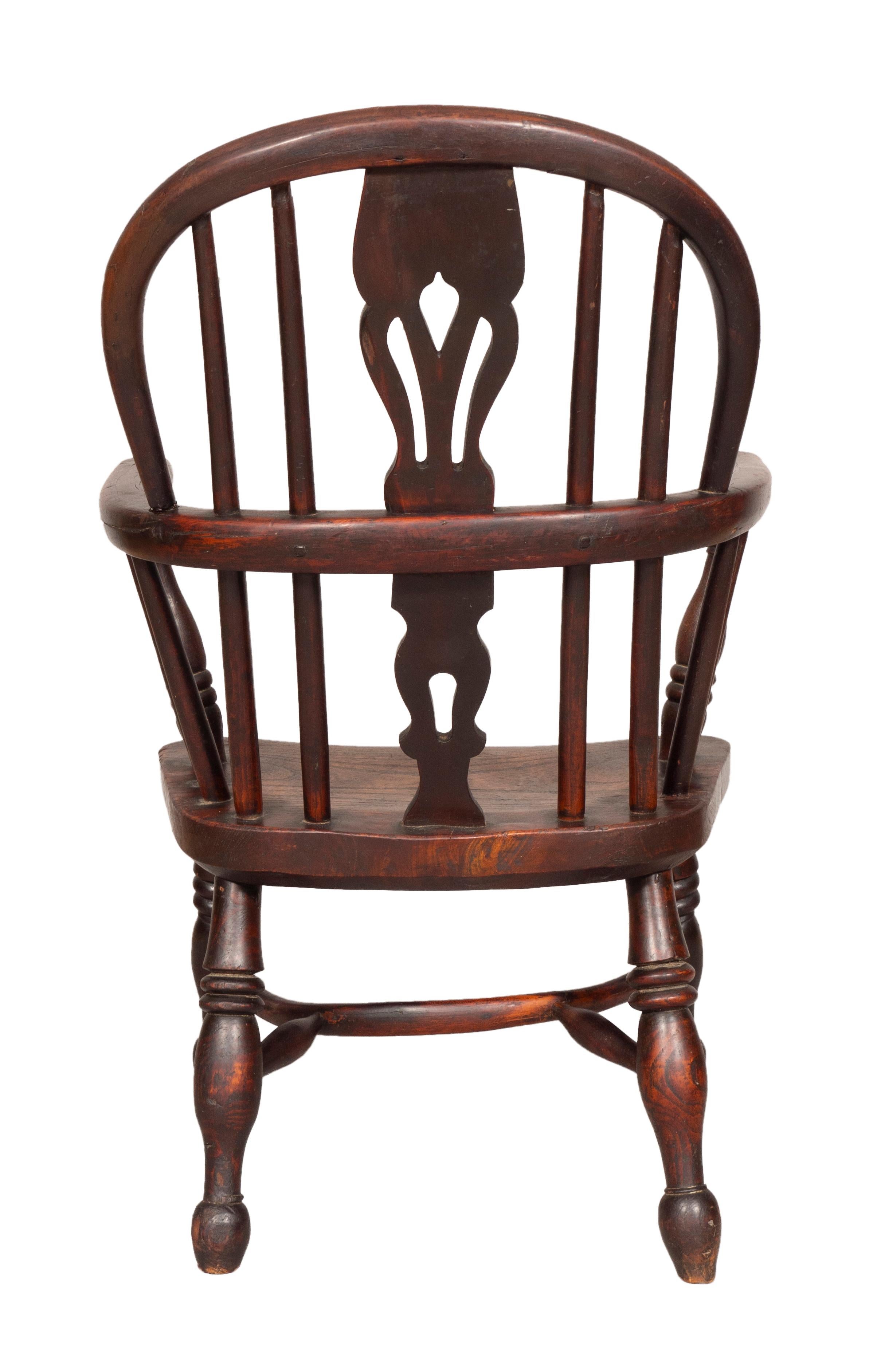 Windsor-Sessel für Kinder aus Eibenholz und Ulme im späten Regency-Stil (Mittleres 19. Jahrhundert) im Angebot