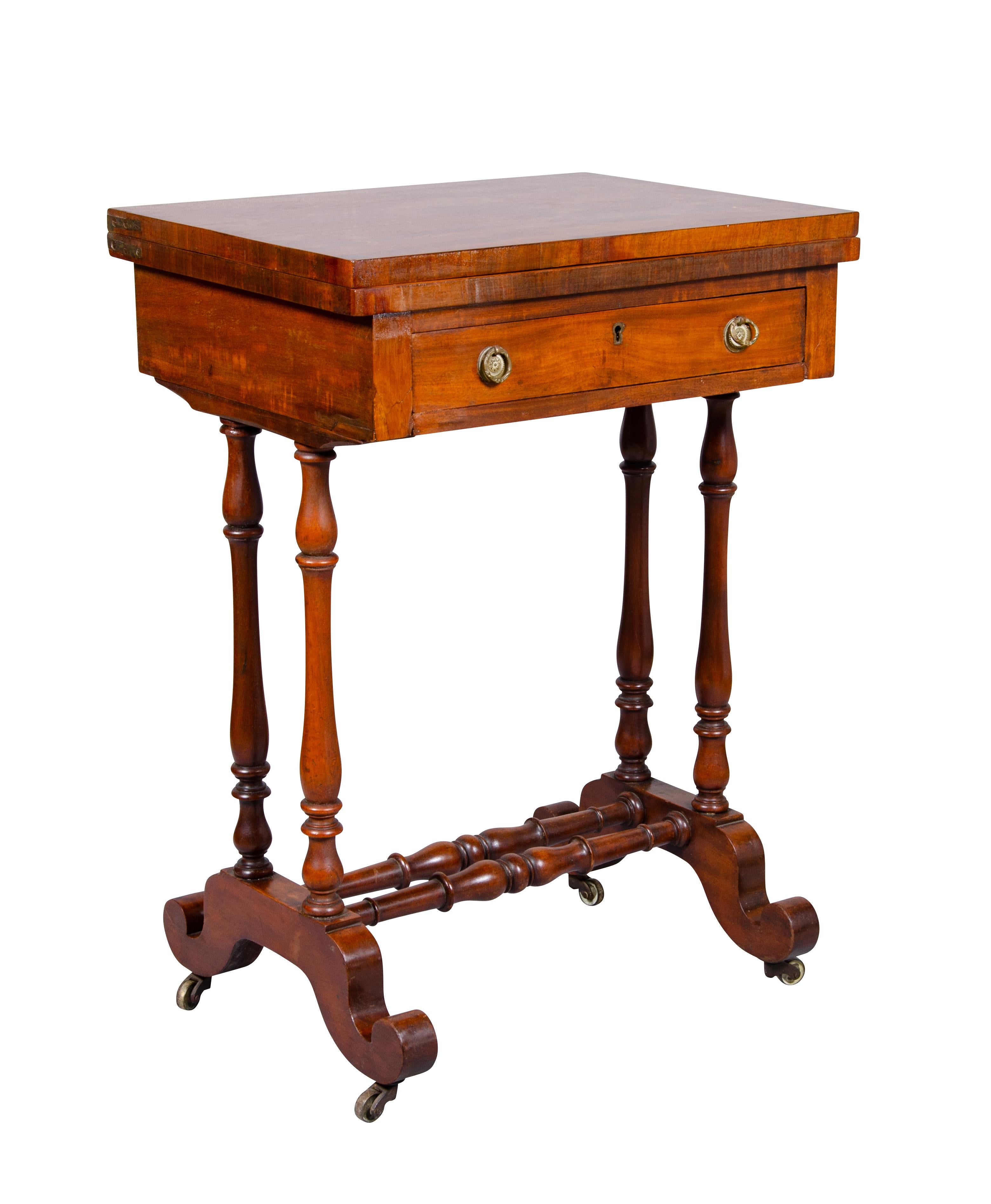 Spieltisch aus Mahagoni im späten Regency-Stil (Frühes 19. Jahrhundert) im Angebot