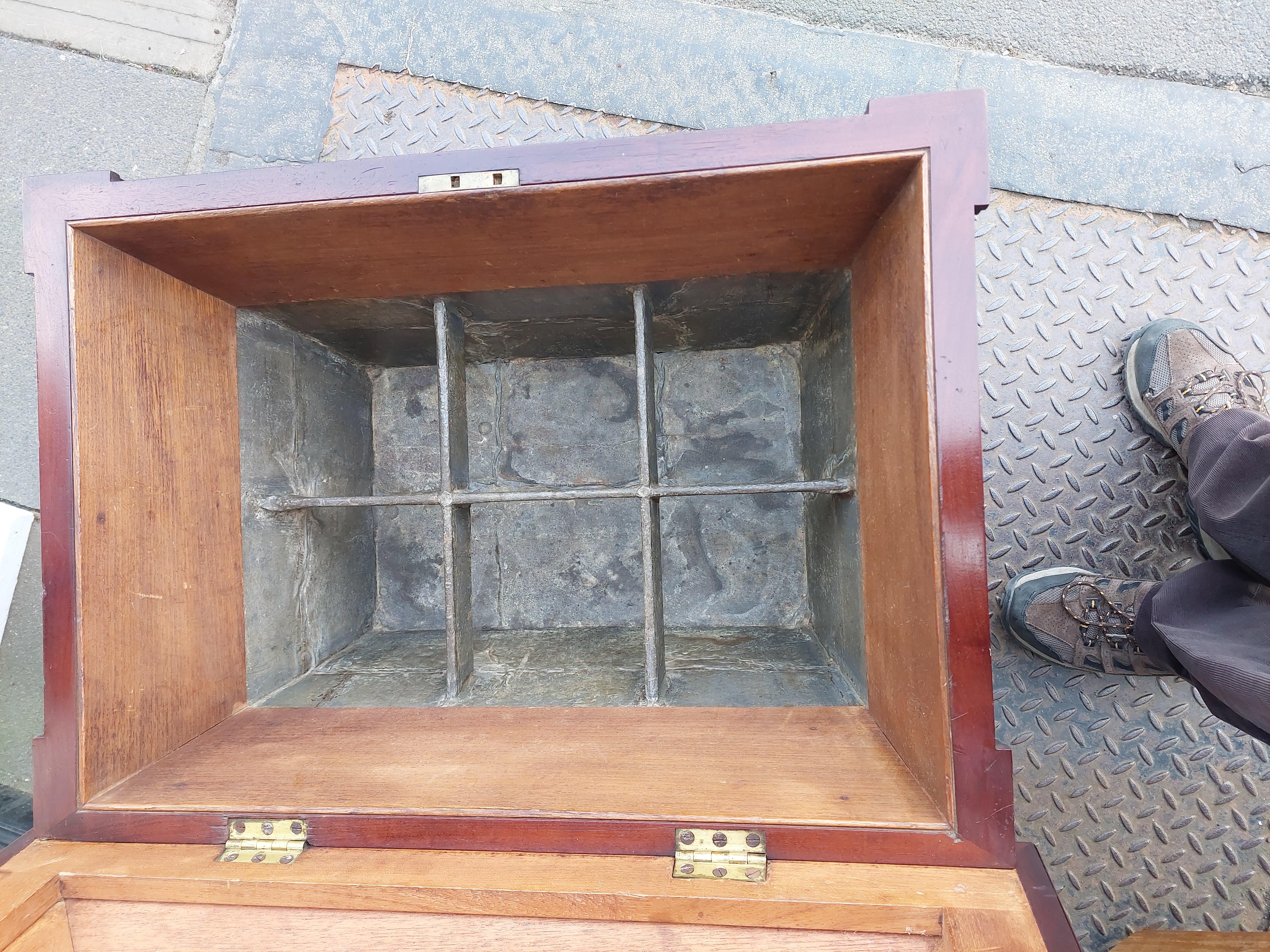 Late Regency Mahogany Sarcophagus Cellarette In Good Condition For Sale In Altrincham, GB
