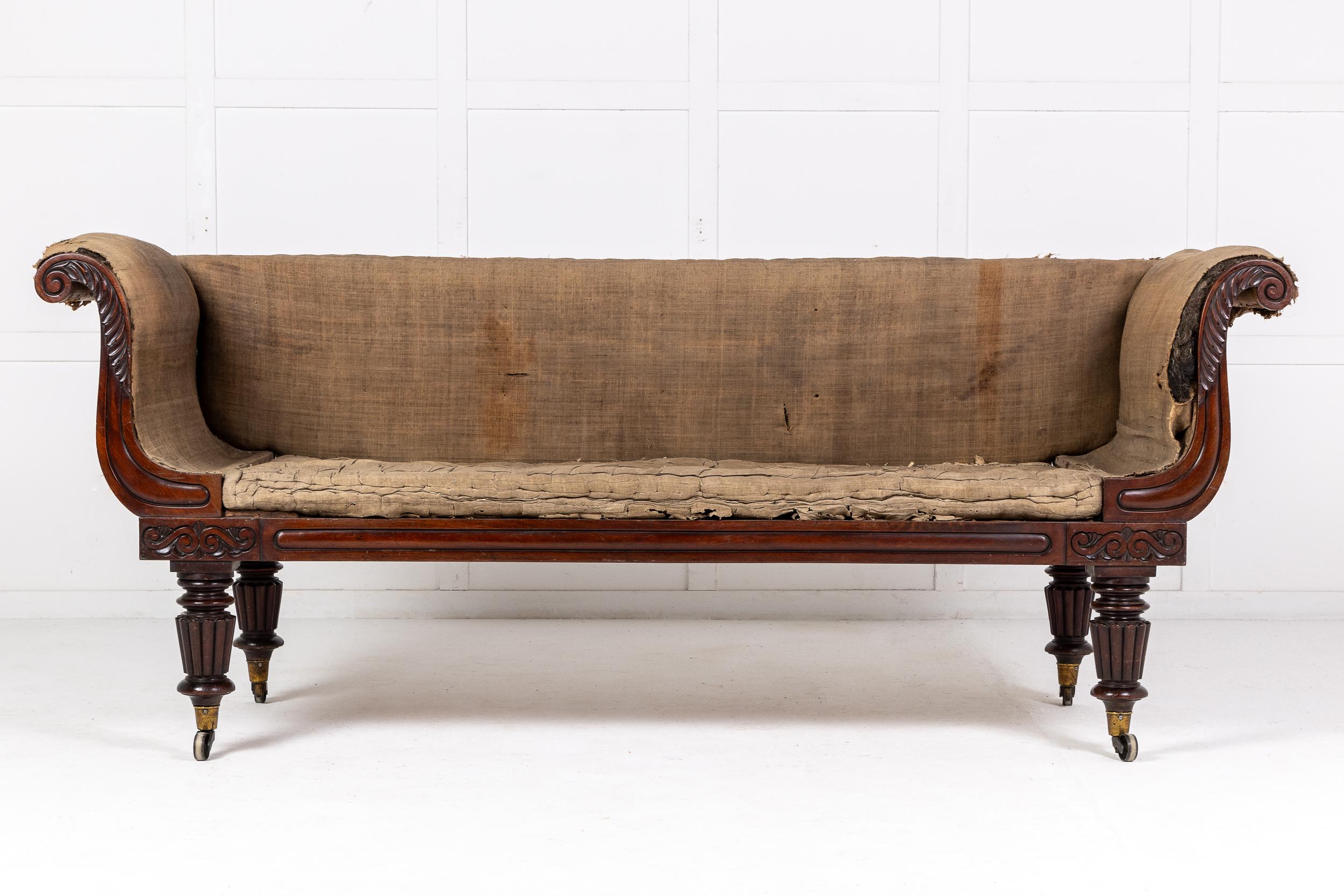 Très beau canapé en acajou de la fin de la période Régence à la manière de Gillows. Circa 1830.

De forme allongée en forme de fauteuil, cette pièce a été construite en acajou de la plus haute qualité qui a pris une belle couleur après des années