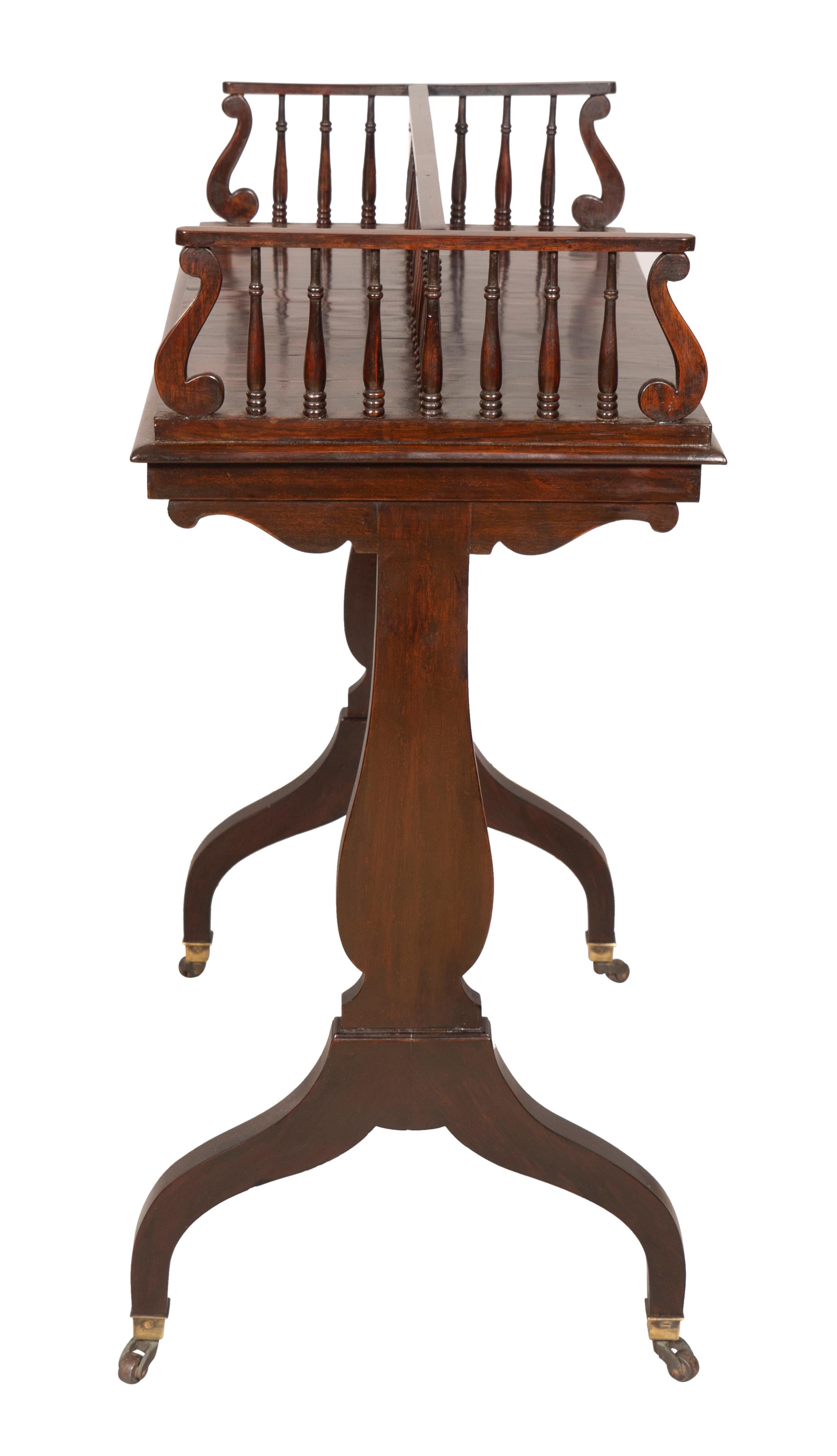 Regency Bibliothèque en bois de rose de la fin de la Régence en vente