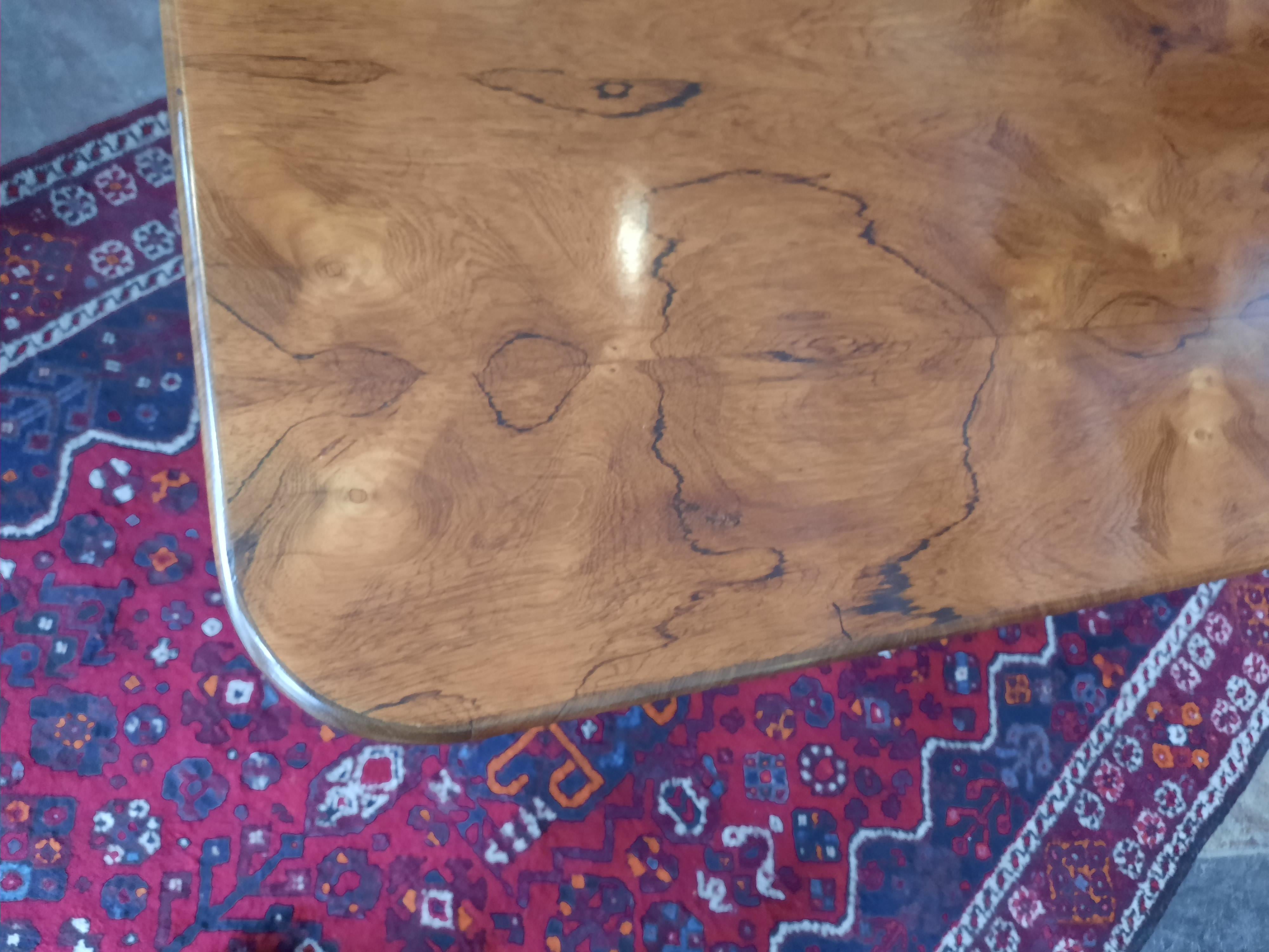 Regency Table d'écriture en bois de rose de la fin de la Régence en vente