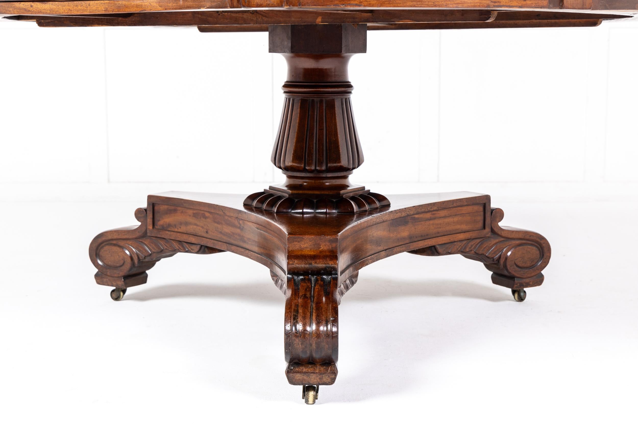 Ein fein proportionierter Mahagoni-Trommel-, Mittel- oder Bibliothekstisch aus der späten Regency-Zeit oder aus der Zeit Wilhelms IV. um 1830 mit einer außergewöhnlichen Fiddle Back Top.

Dieser Tisch basiert auf Entwürfen für Bibliothekstische der
