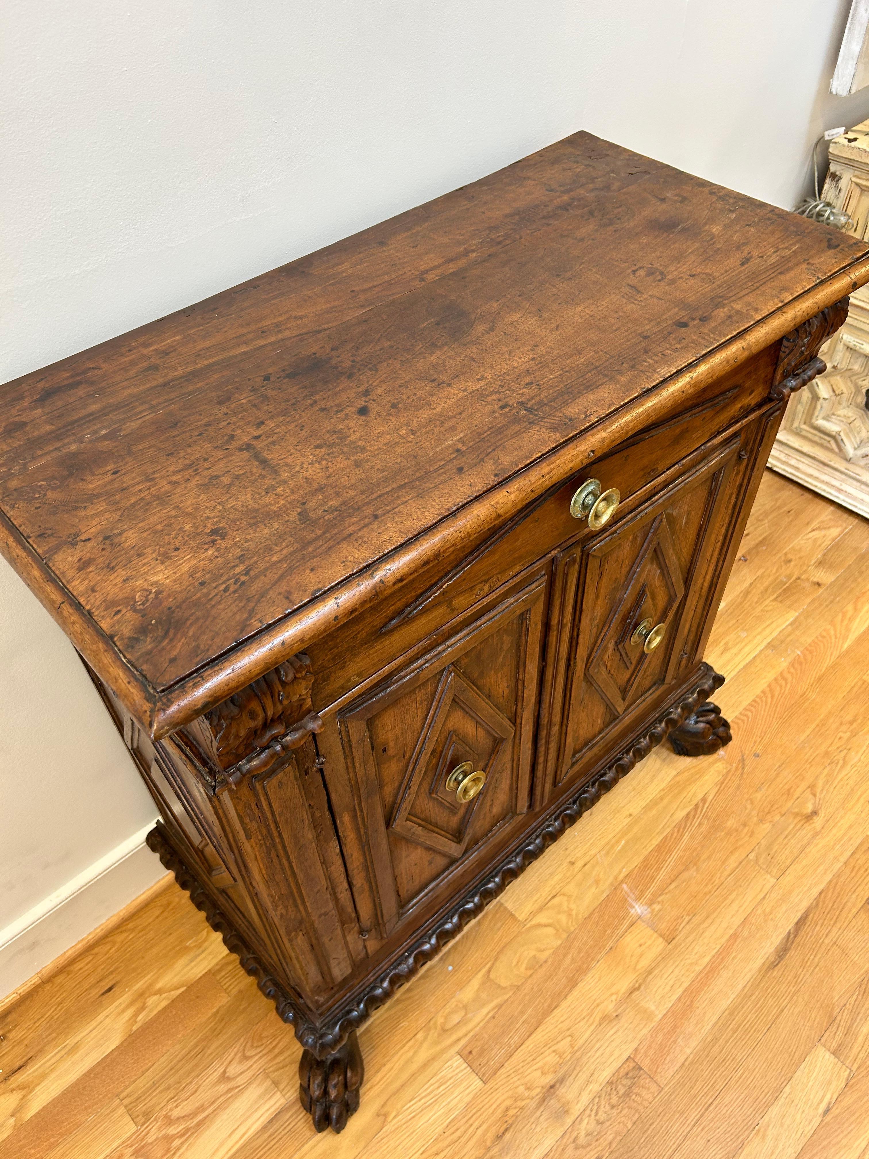 Credenza italiana del Renacimiento tardío del siglo XVI. Hecho a mano en venta