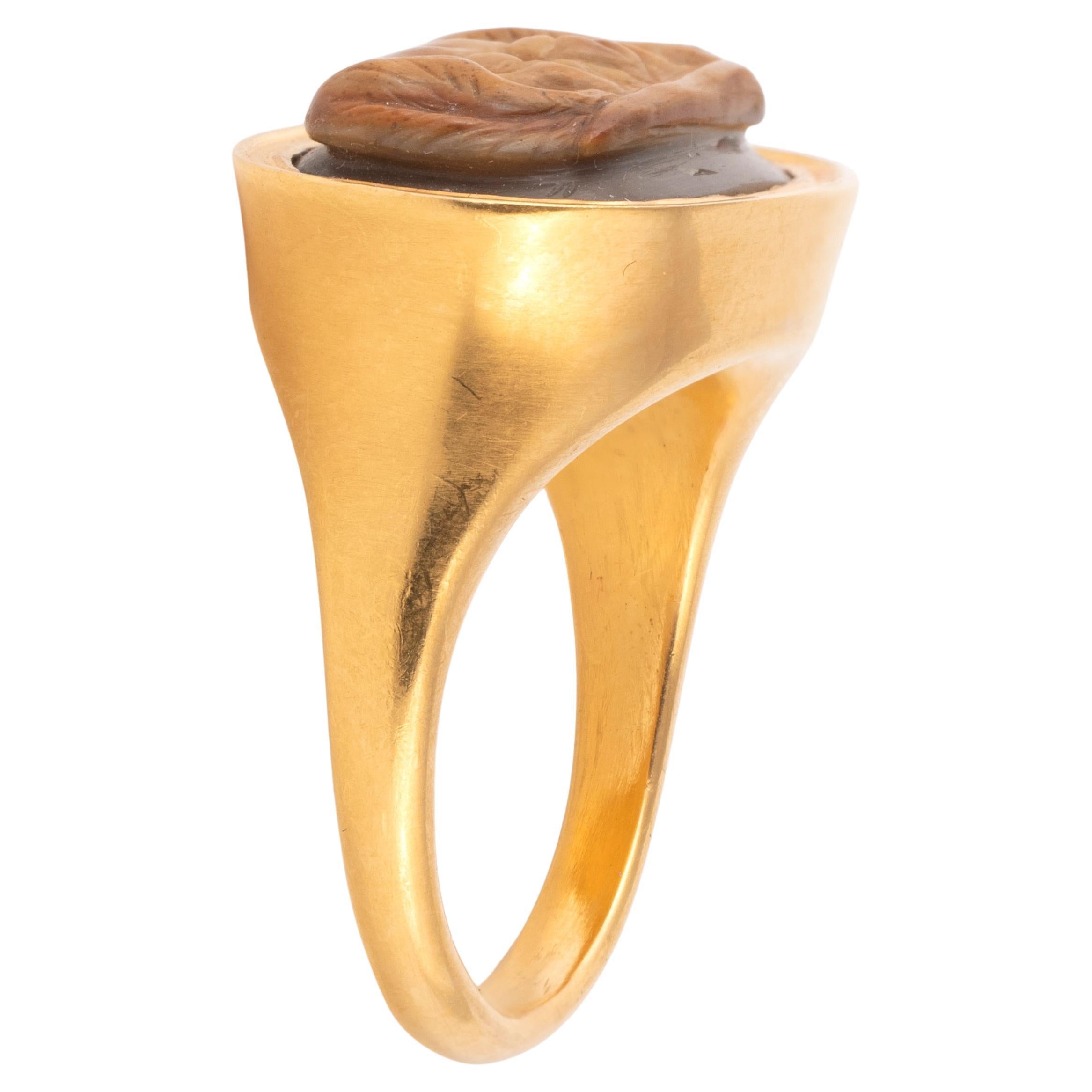 Bague romaine tardive en or 22kt camée avec la louve de Rome 3e siècle ADS
Taille du sommet : 21mm
Taille 7 1/2
Poids 17,25gr.