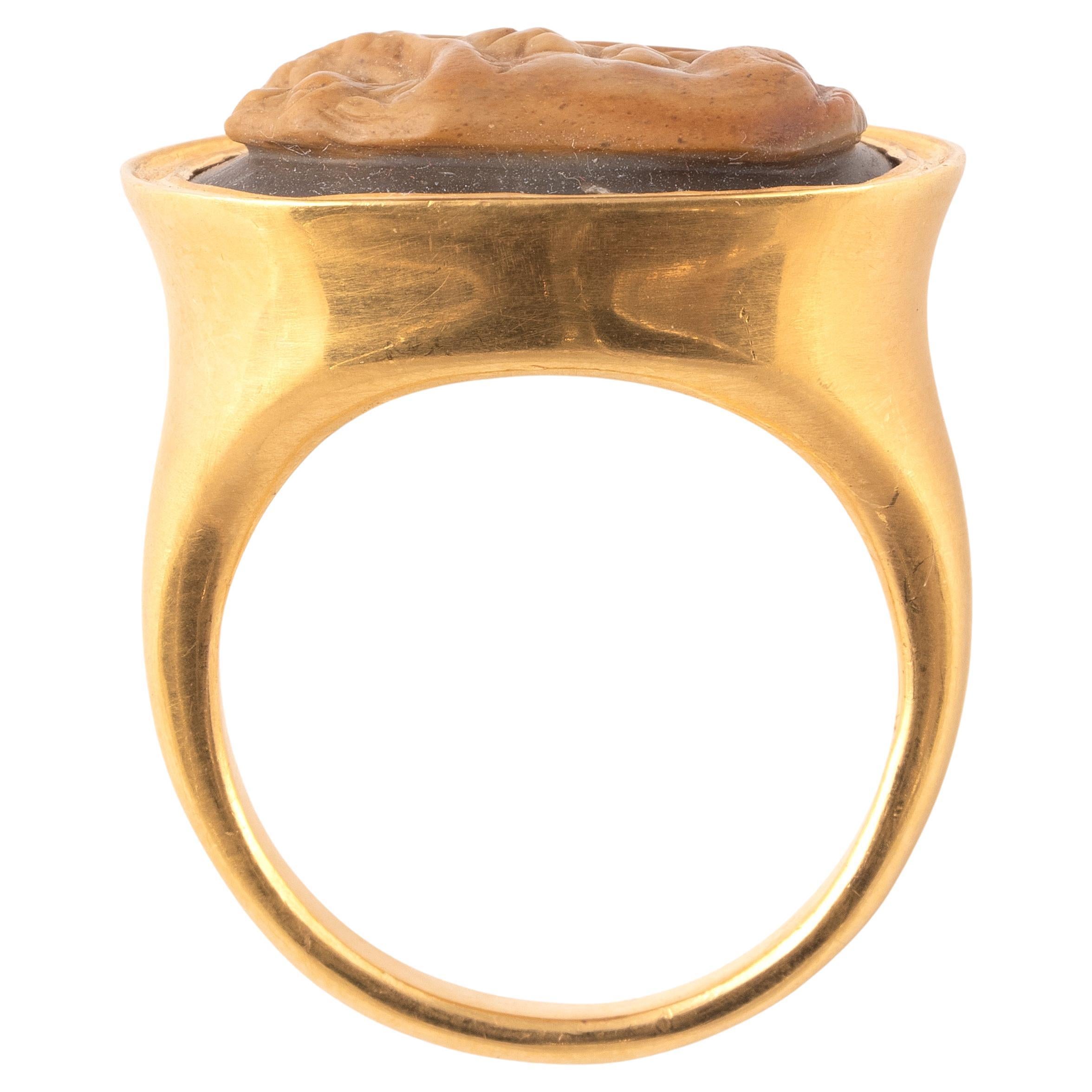 Bague pour homme en camée en or 22ct avec la louve de Rome Bon état - En vente à Firenze, IT