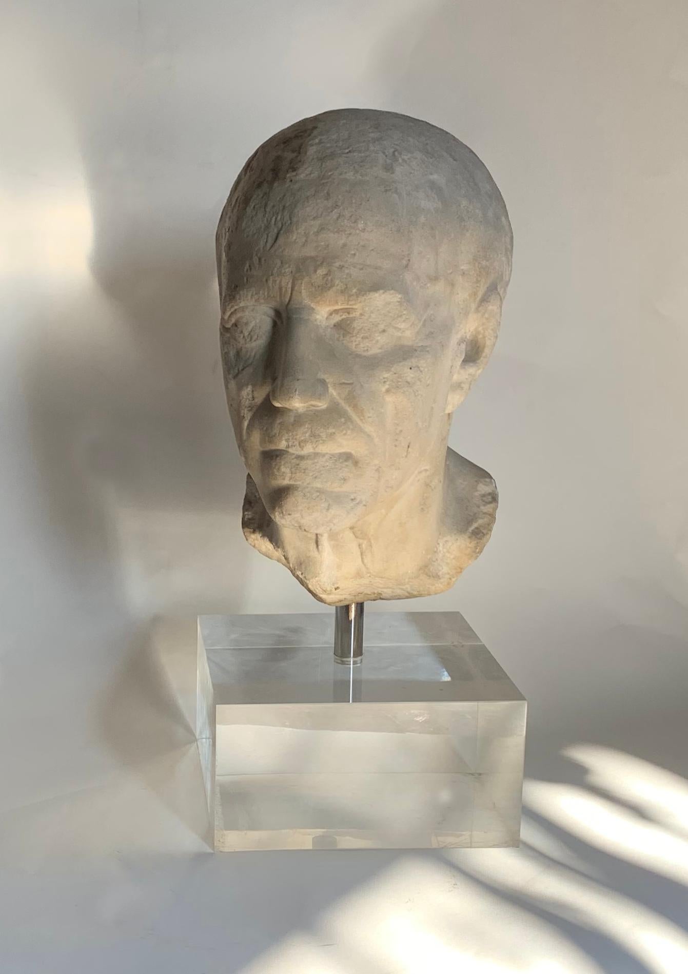 Romain classique Portrait d'homme romain ancien sur un buste, 1er siècle avant J.-C. en vente