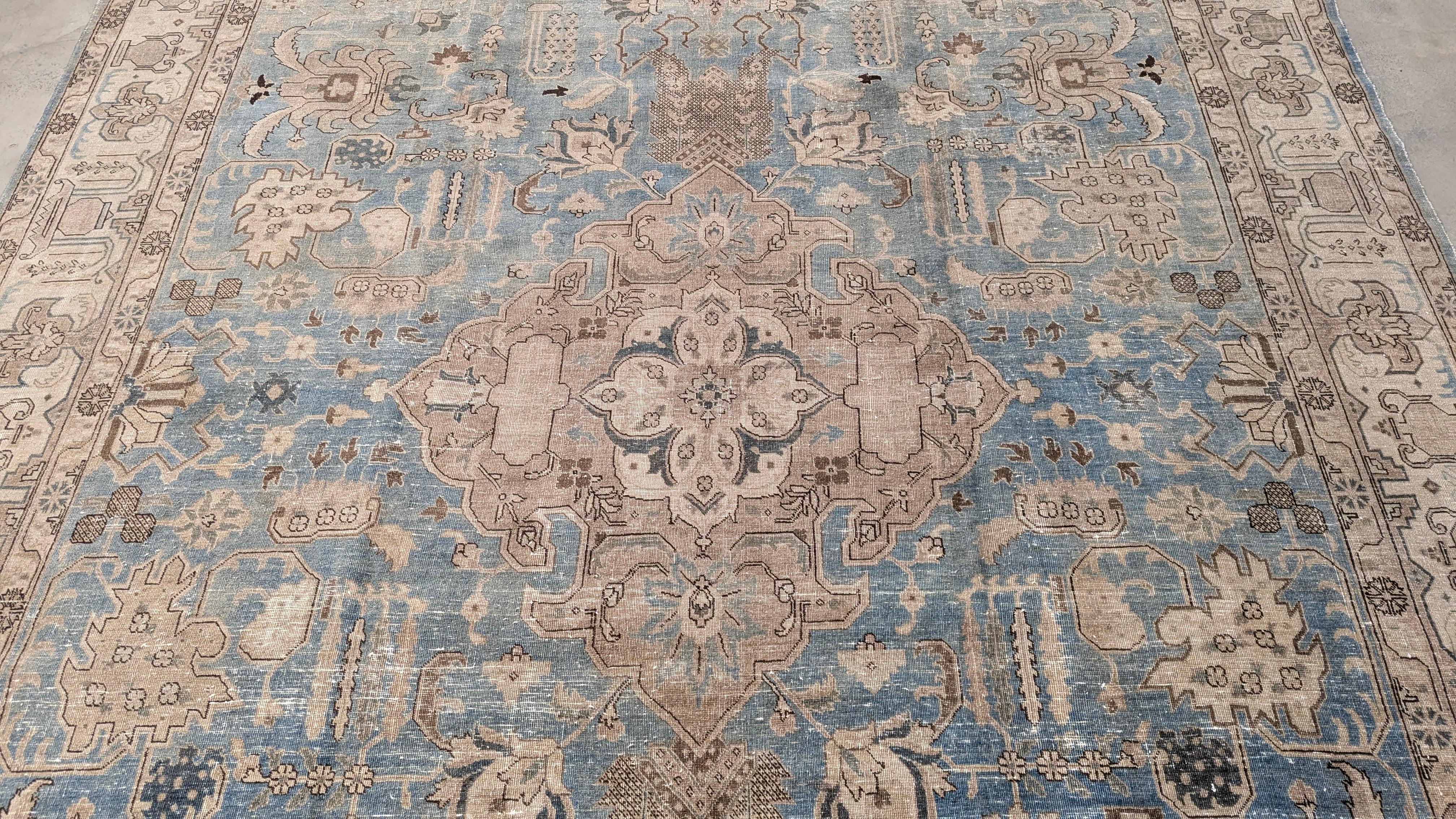 Esta alfombra transmite una sensación de calma y diseño minimalista sin agobiar el ambiente de tu habitación. Estas alfombras de Tabriz son una cautivadora intersección de arte, historia y artesanía. Esta alfombra no es sólo un objeto decorativo; 