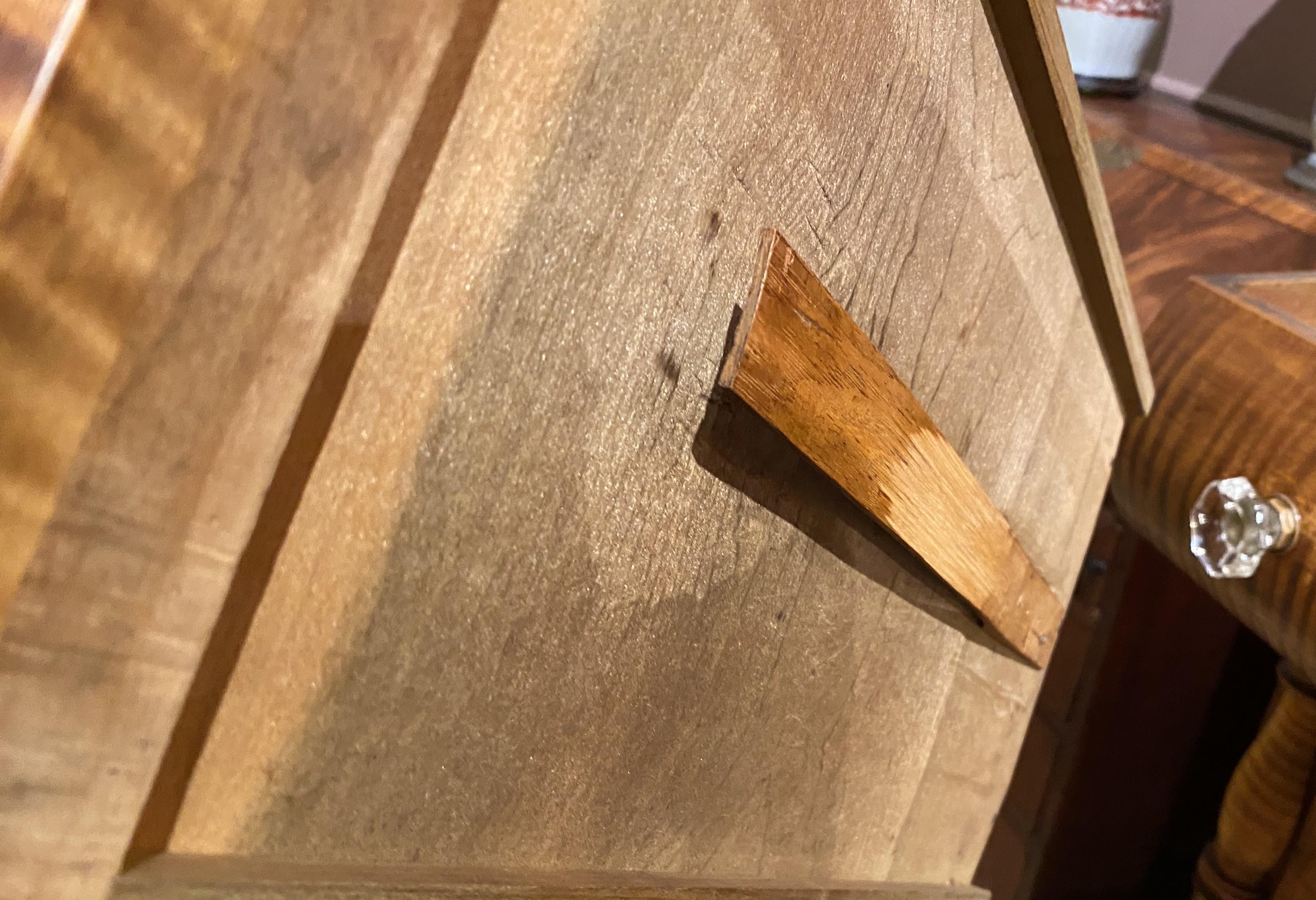 Cassapanca in stile tardo Sheraton in acero tigrato a tre piani su quattro in vendita 5