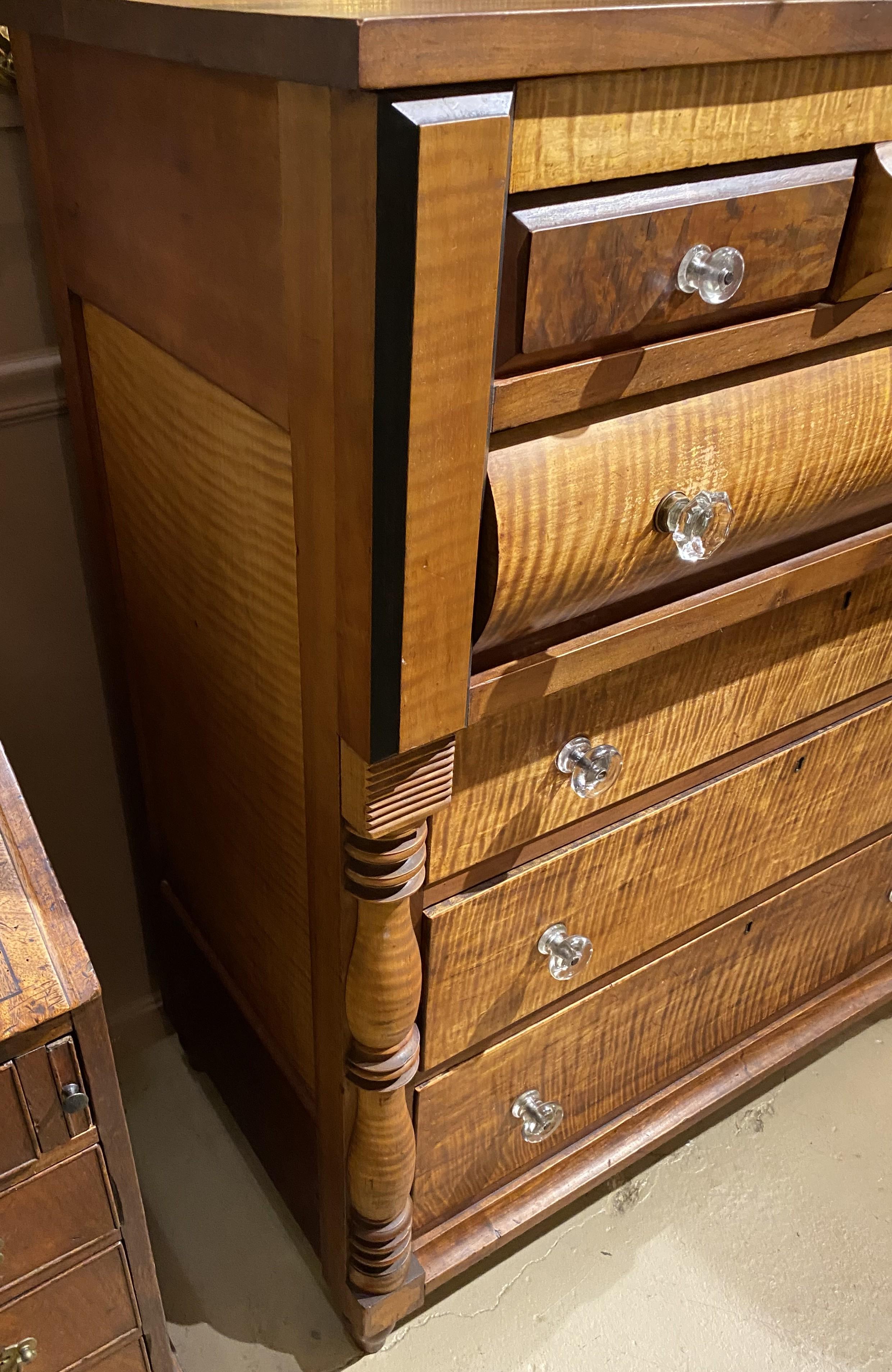 Inglese Cassapanca in stile tardo Sheraton in acero tigrato a tre piani su quattro in vendita