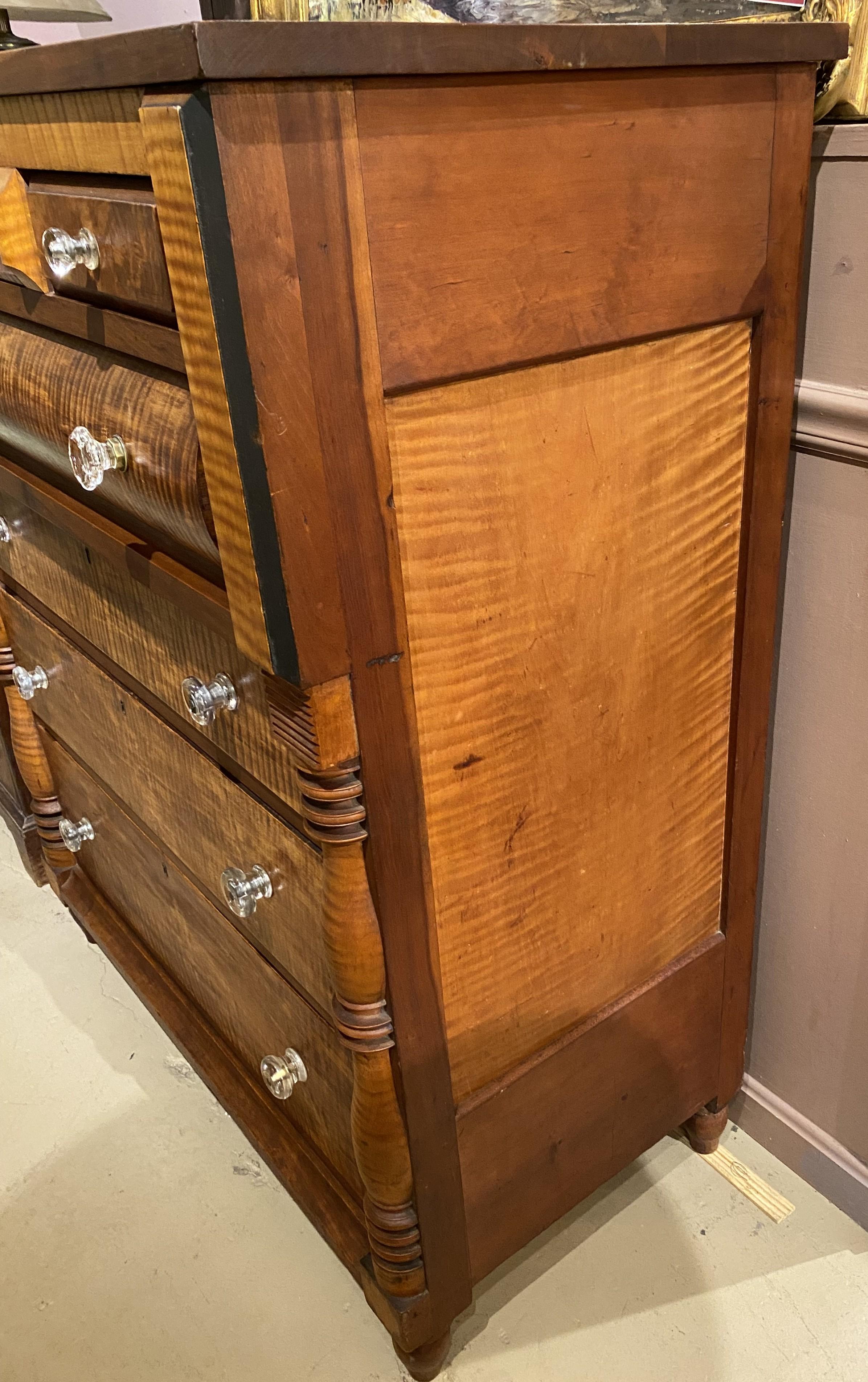 Cassapanca in stile tardo Sheraton in acero tigrato a tre piani su quattro In condizioni buone in vendita a Milford, NH